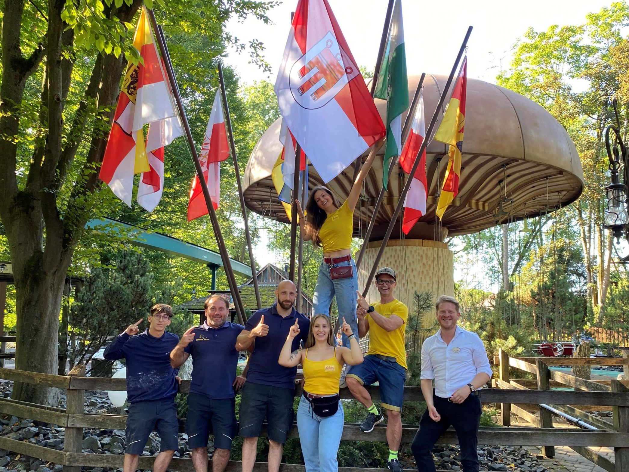 ANTENNE VORARLBERG hisst fehlende Vorarlberg-Fahne im Europa-Park Rust