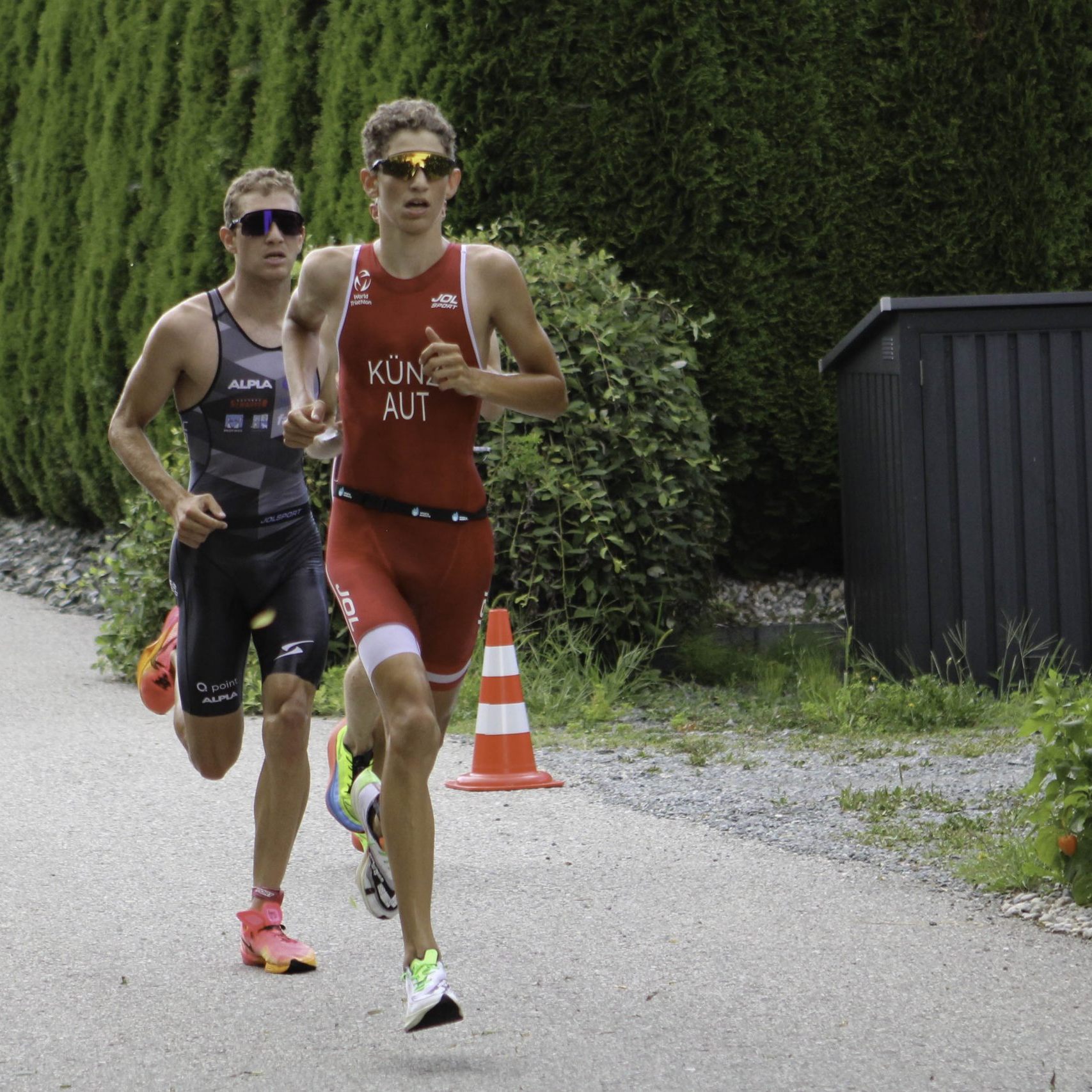 Samuel Künz vor seinem Bruder Noah bei den nationalen Titelkämpfen in Kärnten.
