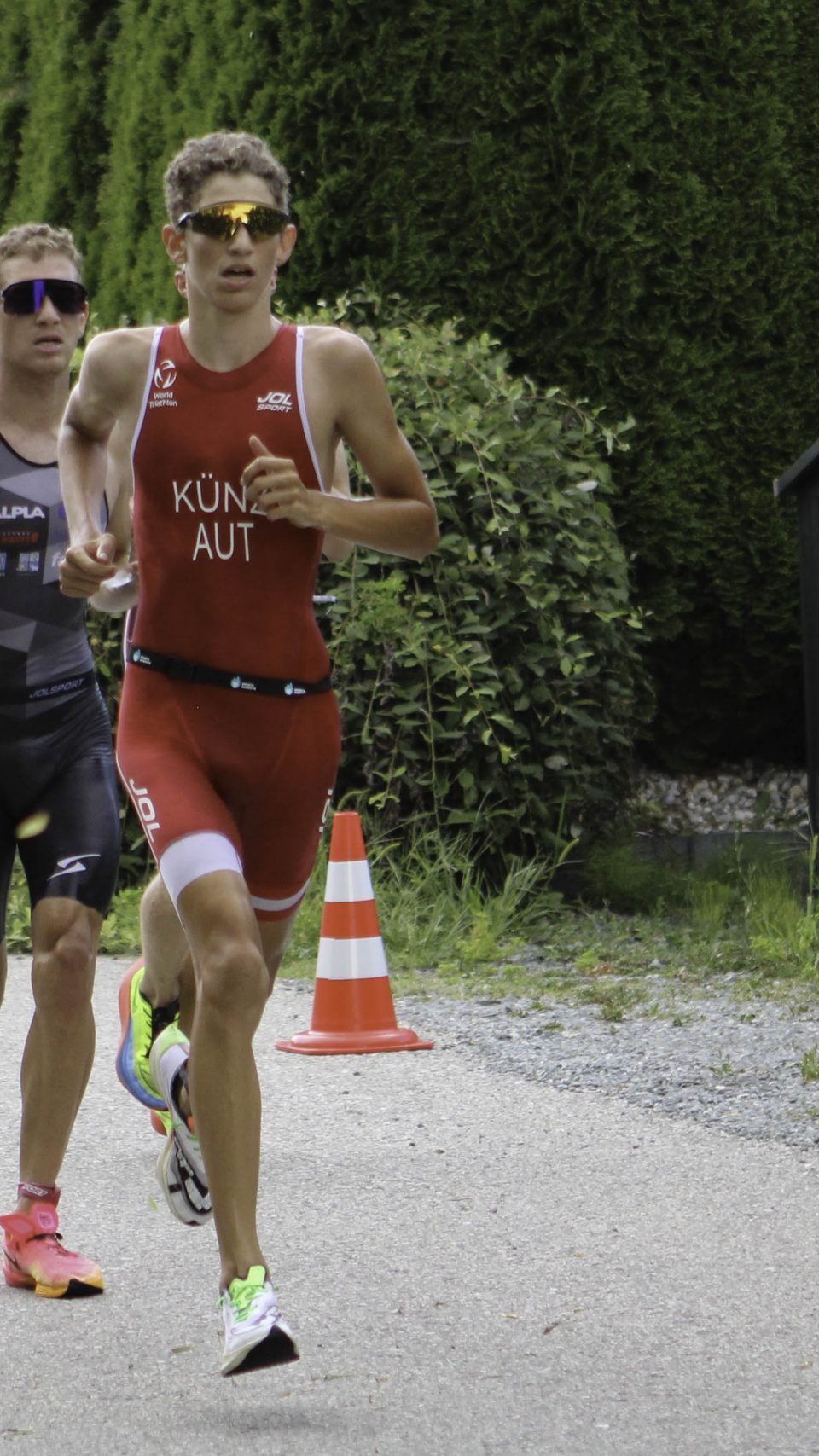 Samuel Künz vor seinem Bruder Noah bei den nationalen Titelkämpfen in Kärnten.