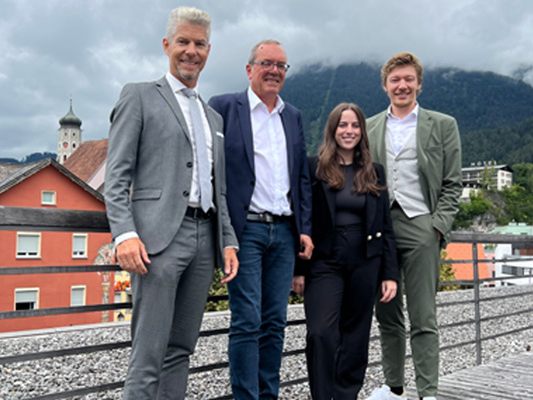 v.l.n.r.: Sparkassenvorstand Thomas Schreiber, Arno Sprenger, Lisa Buttazoni, Nikola Bartenbach