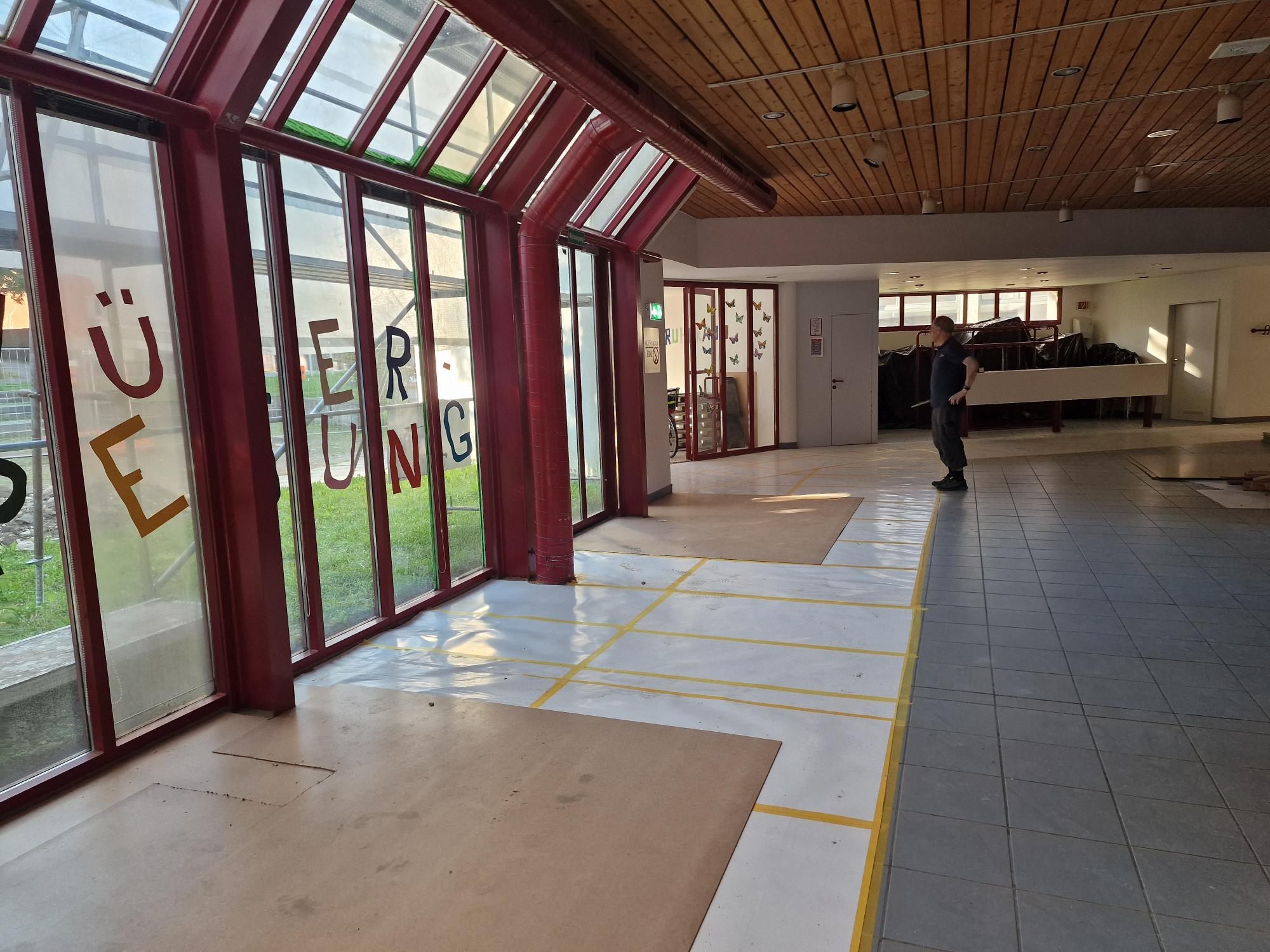 Im Foyer der Sporthalle wird die Verglasung thermisch modernisiert. Im Foyer der Sporthalle wird die Verglasung thermisch modernisiert.