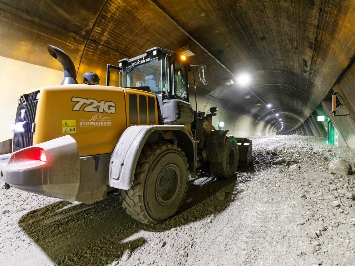 Eine Mure verlegt den Passürtunnel.