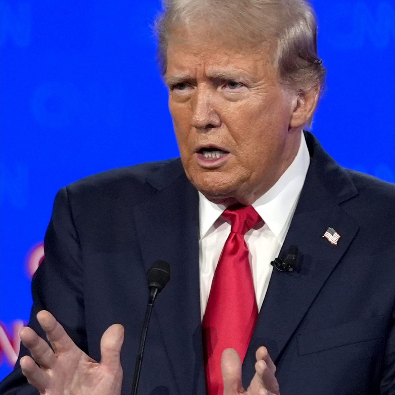 Völlig unbewiesen, aber Trump behauptet es: Sexuelle Gefälligkeiten sollen Harris' politische Karriere befördert haben.