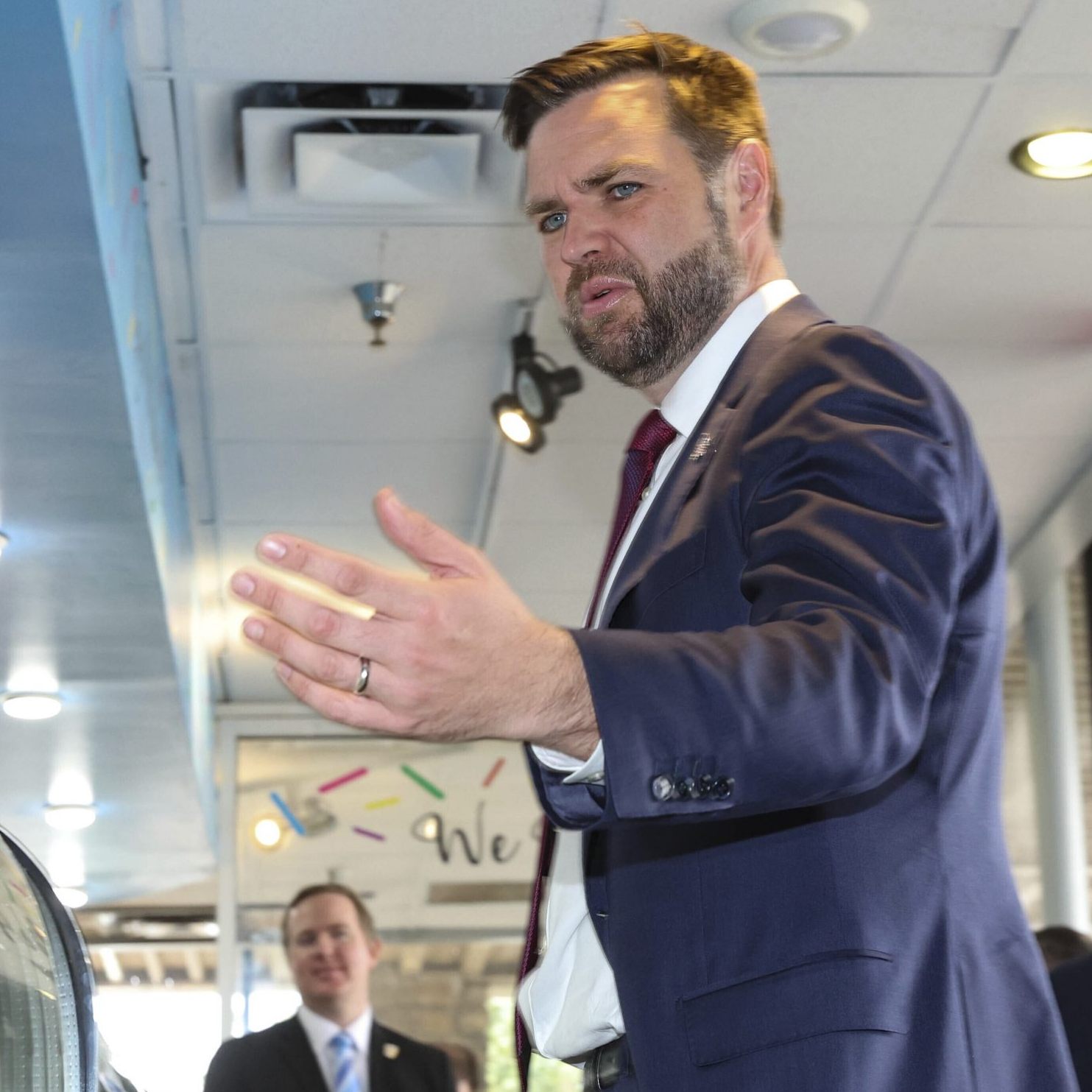 Peinlicher Wahlkampfauftritt von J.D. Vance in einem Donut-Laden in Georgia geht viral.