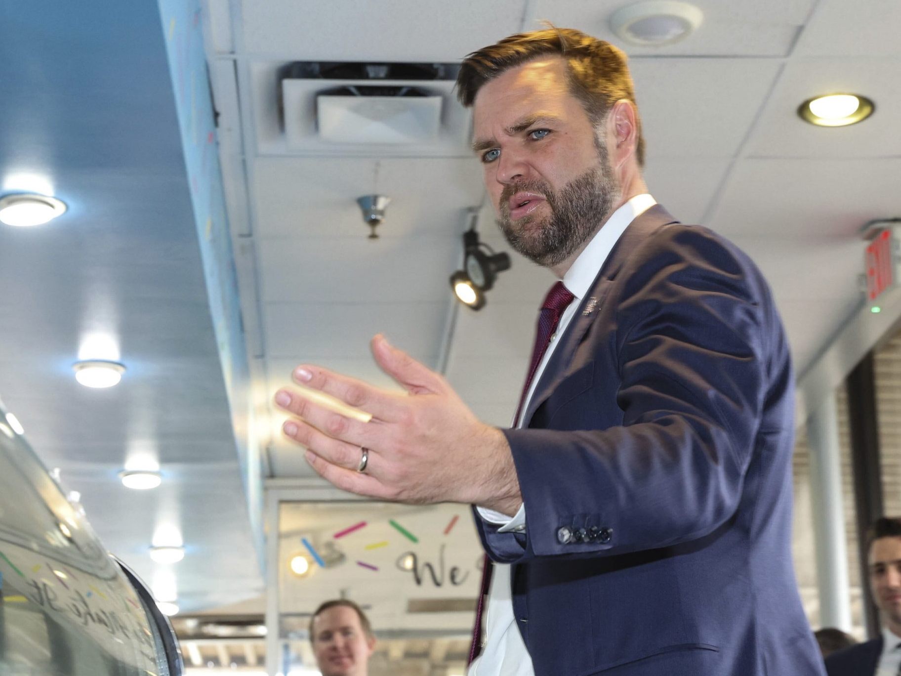 Peinlicher Wahlkampfauftritt von J.D. Vance in einem Donut-Laden in Georgia geht viral.