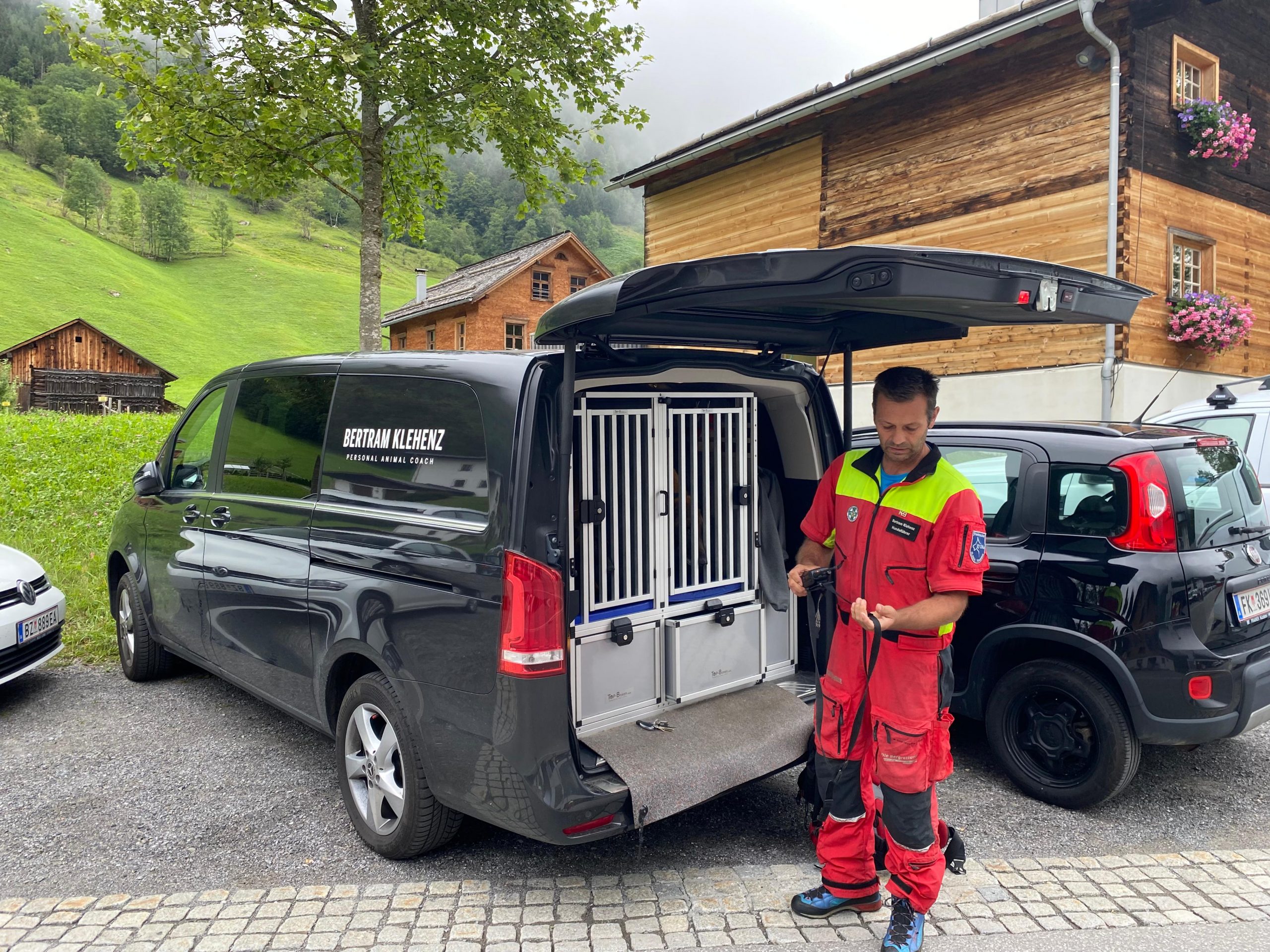 Ein Hundeführer mit zwei Hunden ist ebenfalls vor Ort.