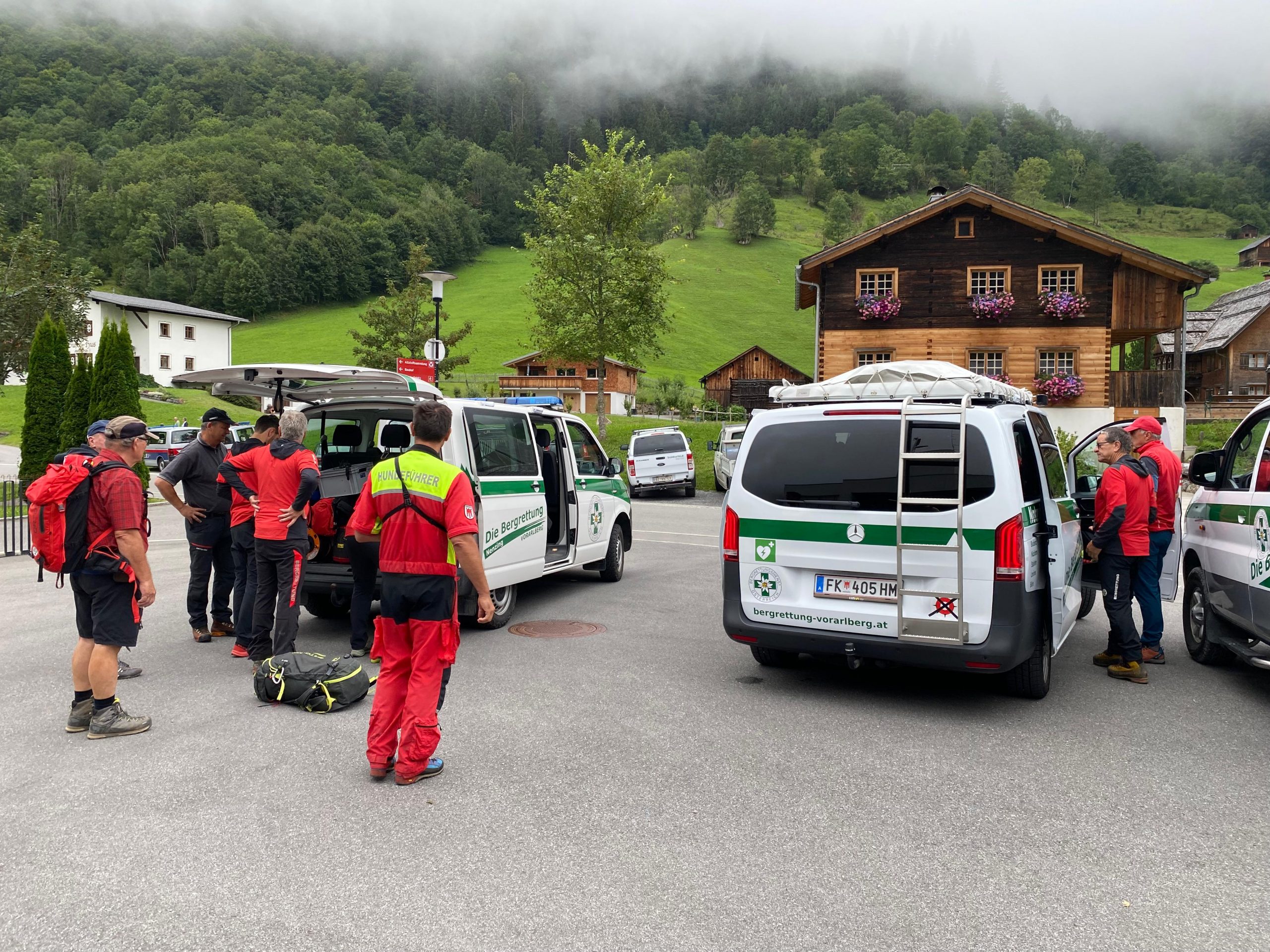 Auch die Bergrettung ist vor Ort.