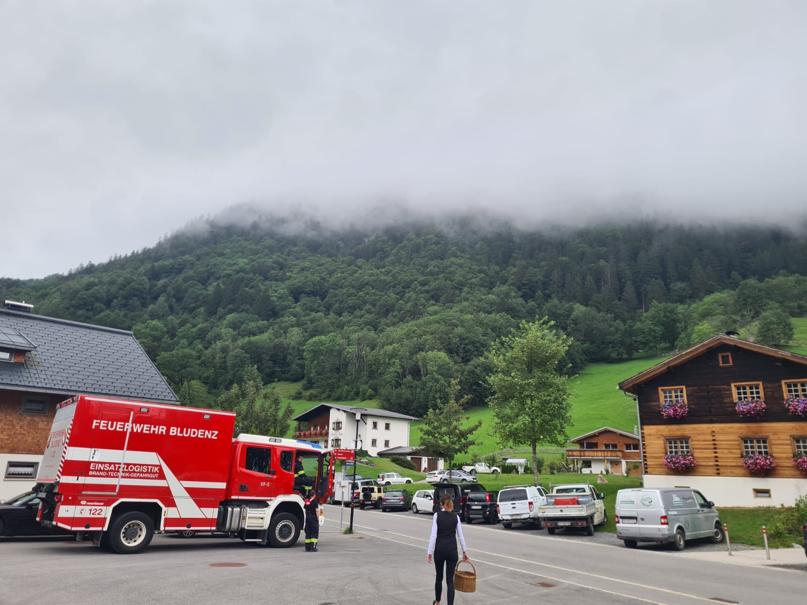 Hier sieht man wie dicht der Nebel ist und weshalb es so schwierig ist die Wrackteile zu finden. Bei guter Sicht könnte ein Hubschrauber die Wrackteile direkt orten aber so kann keiner starten. Und das Gelände ist steil, felsig und unwegsam. Sie vermuten den Absturz linksseitig des Zalimtals.