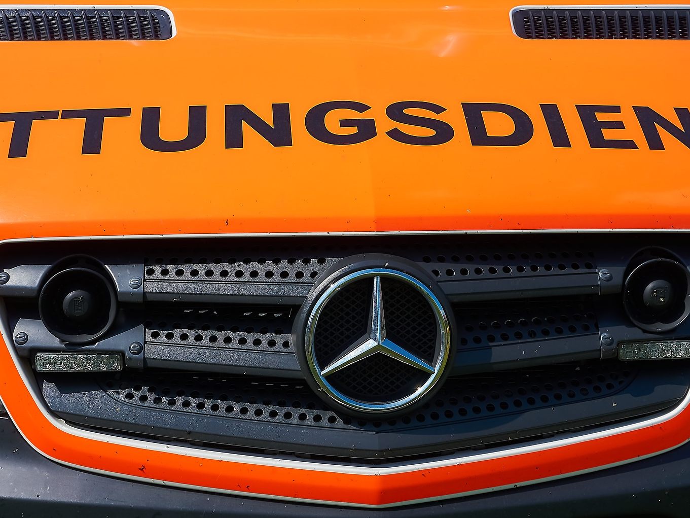 Der Pkw-Lenker und zwei Insassen wurden zum Teil schwer verletzt.