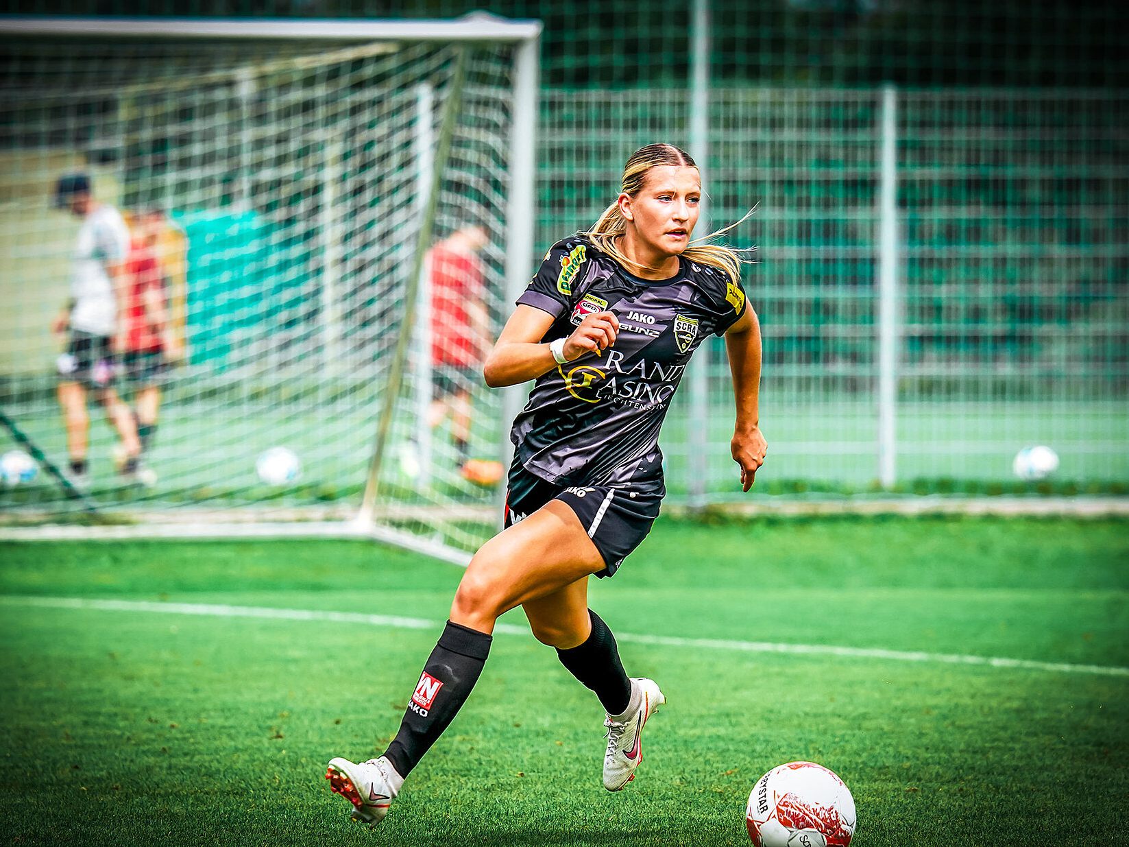 Nach fünf intensiven Trainingswochen geht es für die Elf rund um Kapitänin Francesca Horvat-Calò im ersten Pflichtspiel der Saison gegen den FC Bergheim. Nach fünf intensiven Trainingswochen geht es für die Elf rund um Kapitänin Francesca Horvat-Calò im ersten Pflichtspiel der Saison gegen den FC Bergheim.