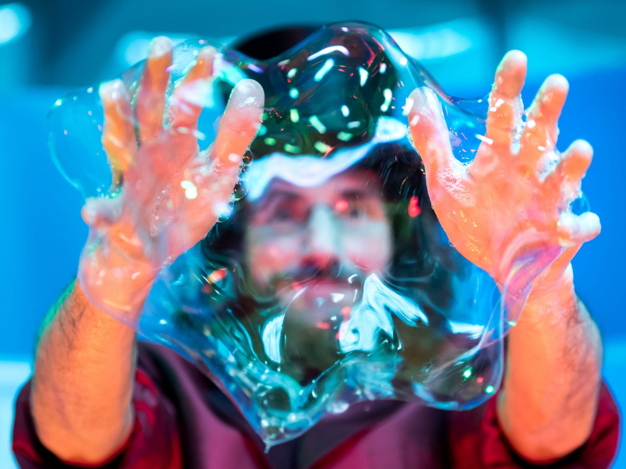 Dr. Bubbles gastiert am 6. Oktober im Freudenhaus mit seiner Seifenblasenshow, die Groß und Klein begeistern soll. Dr. Bubbles gastiert am 6. Oktober im Freudenhaus mit seiner Seifenblasenshow, die Groß und Klein begeistern soll.