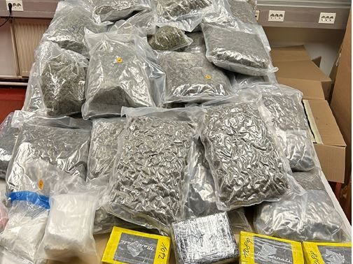 Die Polizei stellte kiloweise Drogen sicher. Die Polizei stellte kiloweise Drogen sicher.