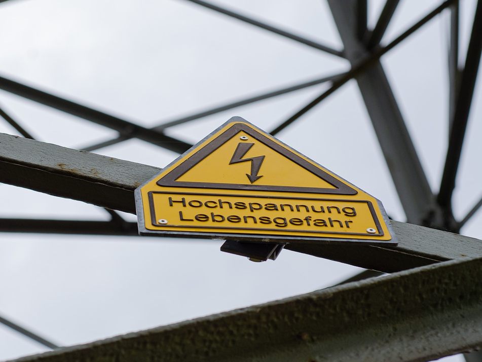 Zwei Männer erlitten bei Oberleitungsarbeiten einen Stromschlag. Zwei Männer erlitten bei Oberleitungsarbeiten einen Stromschlag.