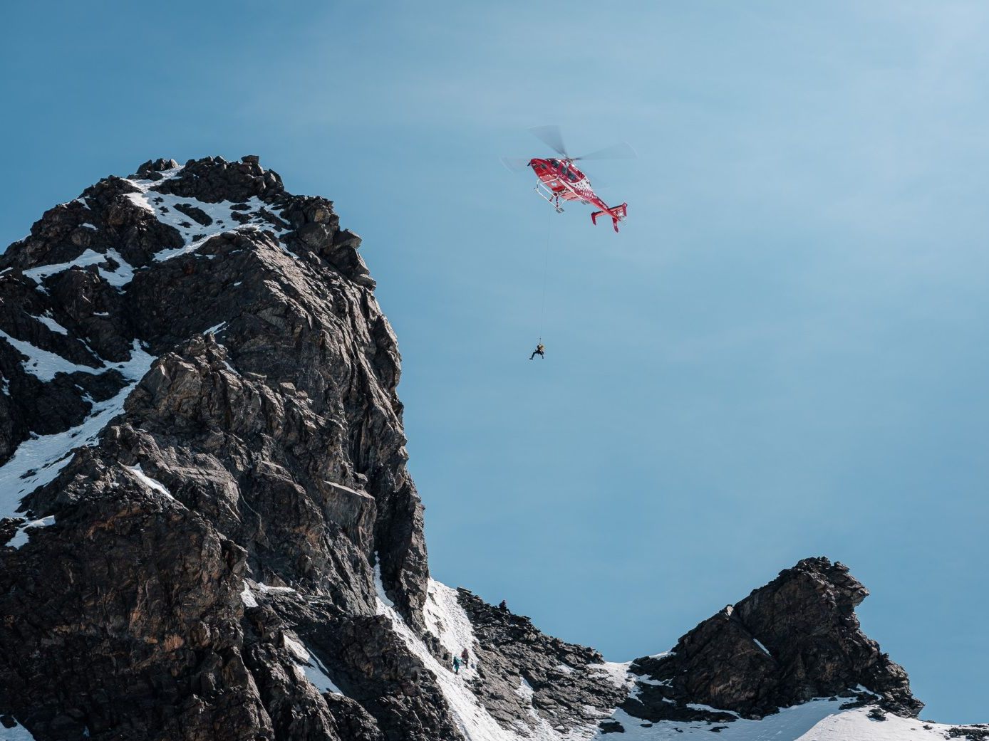 Am Dienstagmorgen rettete die Air Zermatt einen unverletzten Alpinisten am Hörnligrat des Matterhorns. Am Dienstagmorgen rettete die Air Zermatt einen unverletzten Alpinisten am Hörnligrat des Matterhorns.