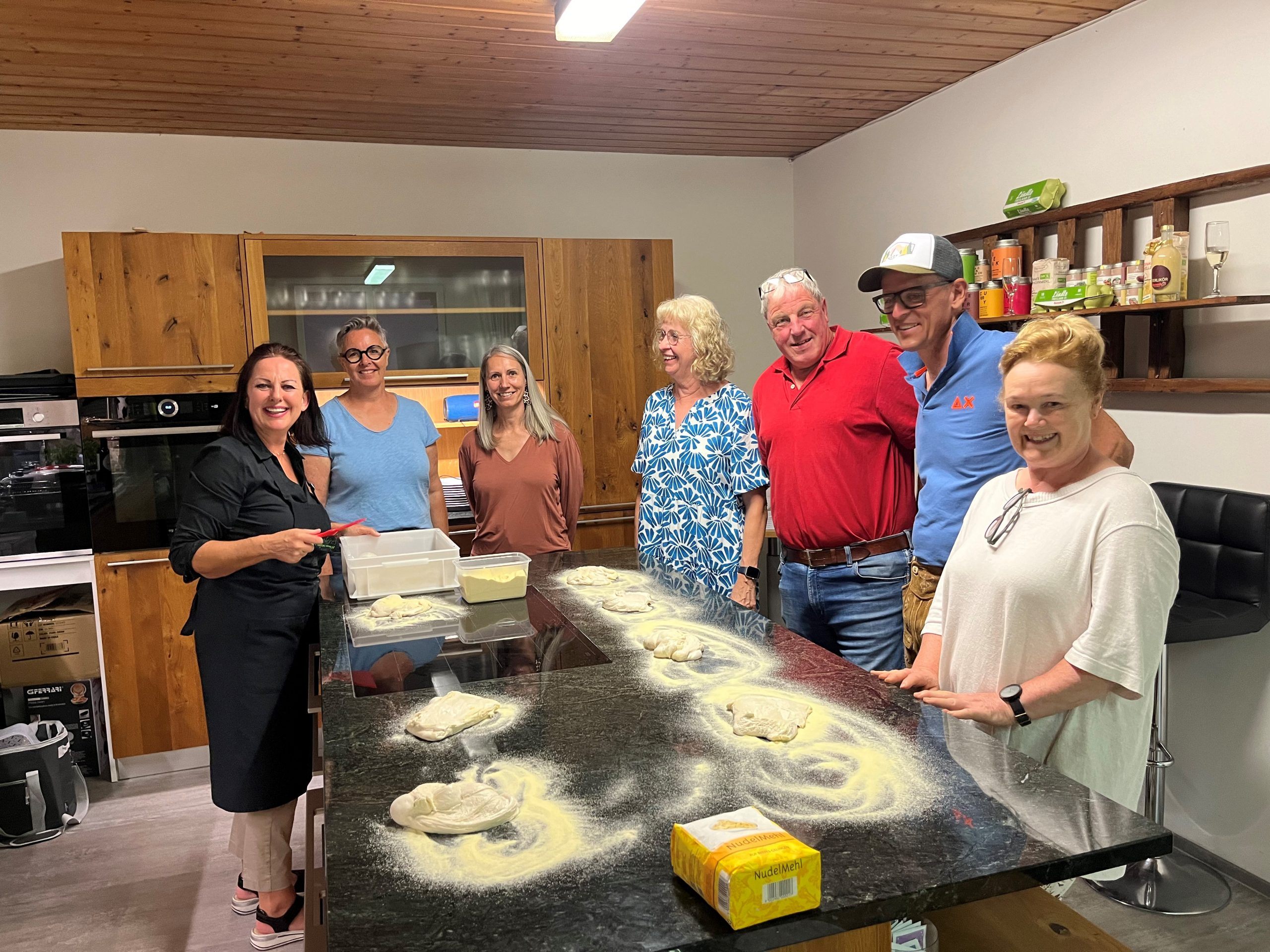 Der Startschuss von den Kochkursen im Sennhof macht Irmgard Ender von Gaumenfeines (l.) mit der Pizzaparty. Der Startschuss von den Kochkursen im Sennhof macht Irmgard Ender von Gaumenfeines (l.) mit der Pizzaparty.