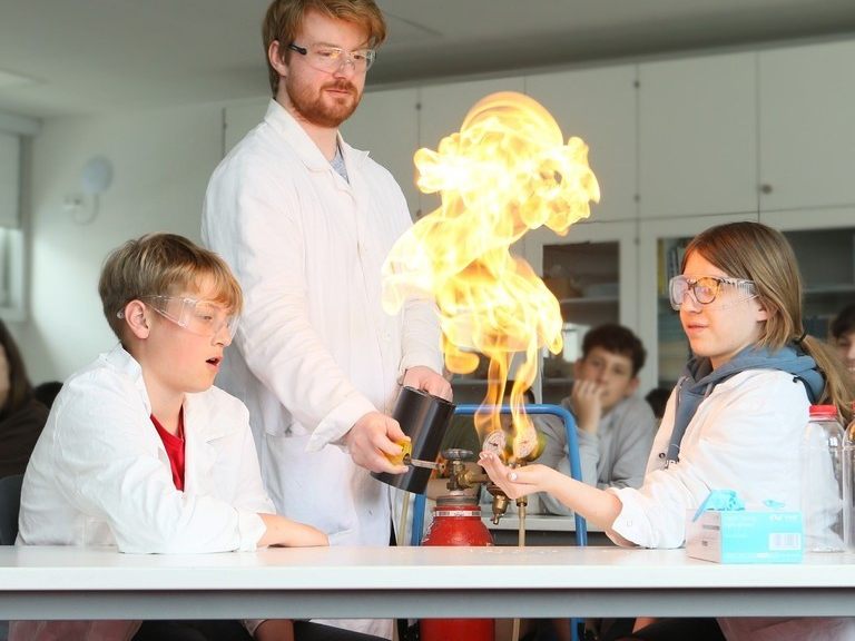 Chemie on Tour lautet das Motto in den Workshops von Götzis, Klaus und Rankweil Chemie on Tour lautet das Motto in den Workshops von Götzis, Klaus und Rankweil