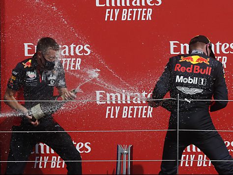 Will Courtenay (links) im Jahr 2020 mit Max Verstappen in Silverstone Will Courtenay (links) im Jahr 2020 mit Max Verstappen in Silverstone
