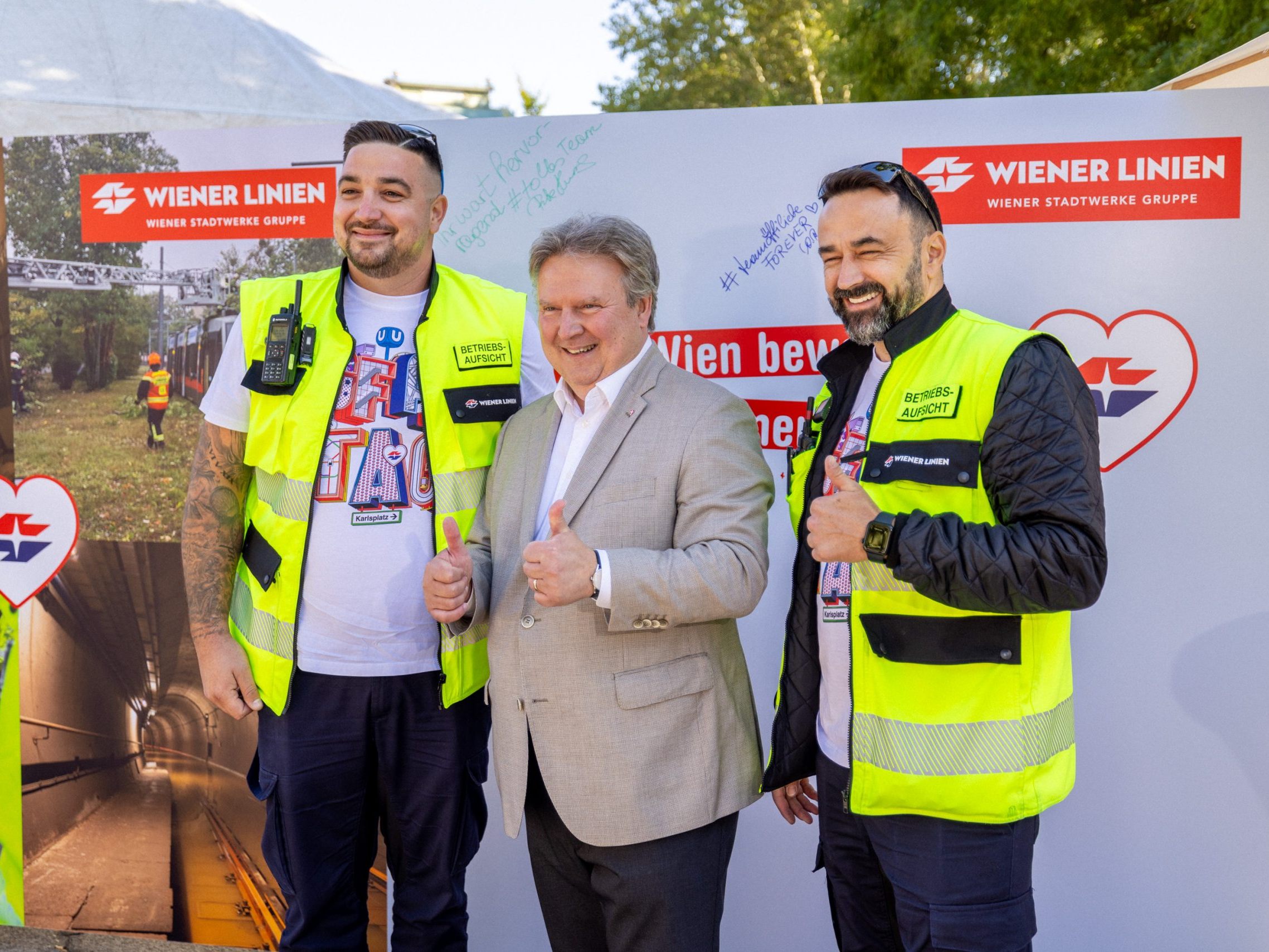Auch Wiens Bürgermeister (Mitte) kam zum Öffi-Tag der Wiener Linien. Auch Wiens Bürgermeister (Mitte) kam zum Öffi-Tag der Wiener Linien.