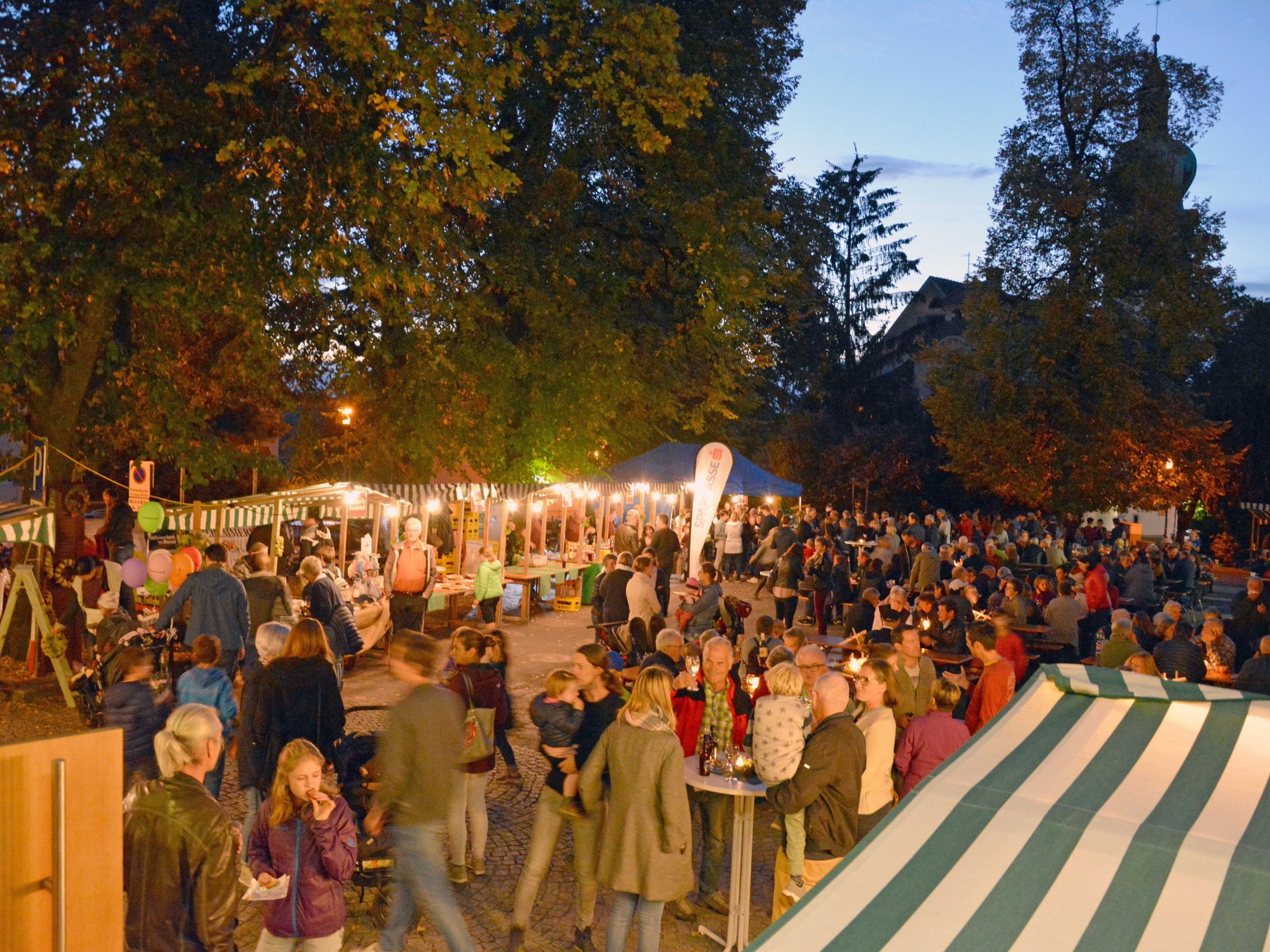 Das herbstliche Familienfest mit allerlei kulinarischen Köstlichkeiten und Live-Musik ist ein beliebter Treffpunkt.