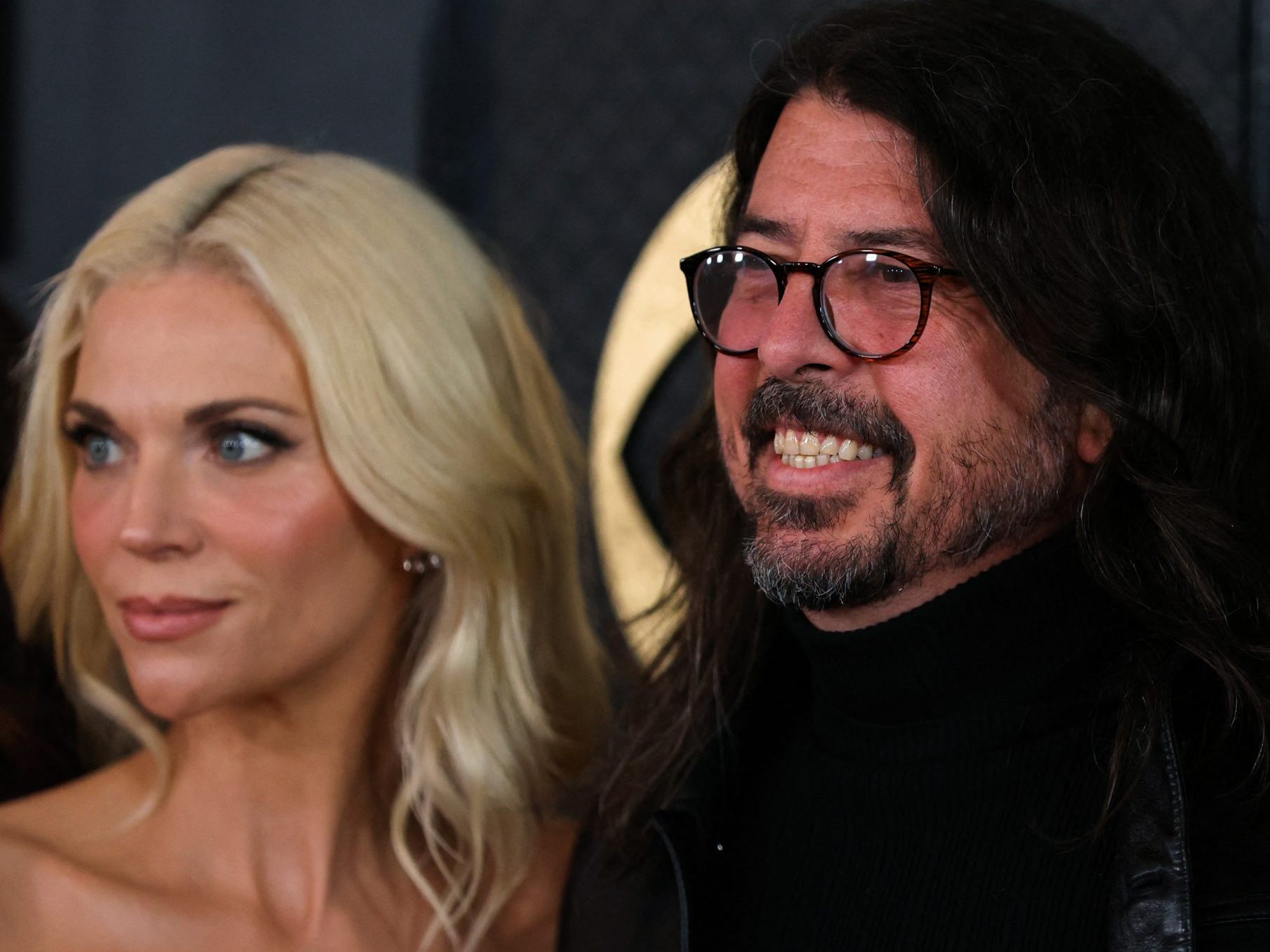 Dave Grohl gemeinsam mit seiner Frau Jordyn (li) und Tochter Violet (re) bei der Grammy Verleihung 2023.