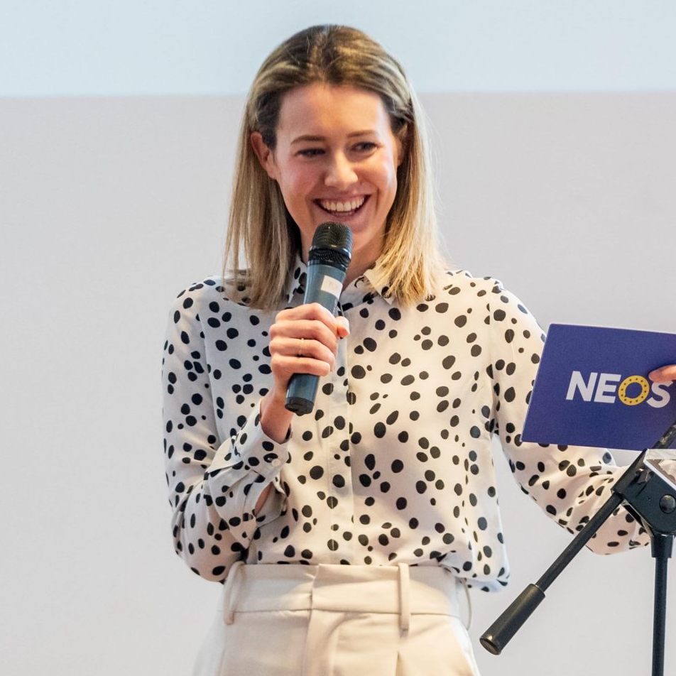 NEOS-Chefinnen Meinl-Reisinger und Gamon stellten in Götzis die Plakate für die Landtagswahl vo