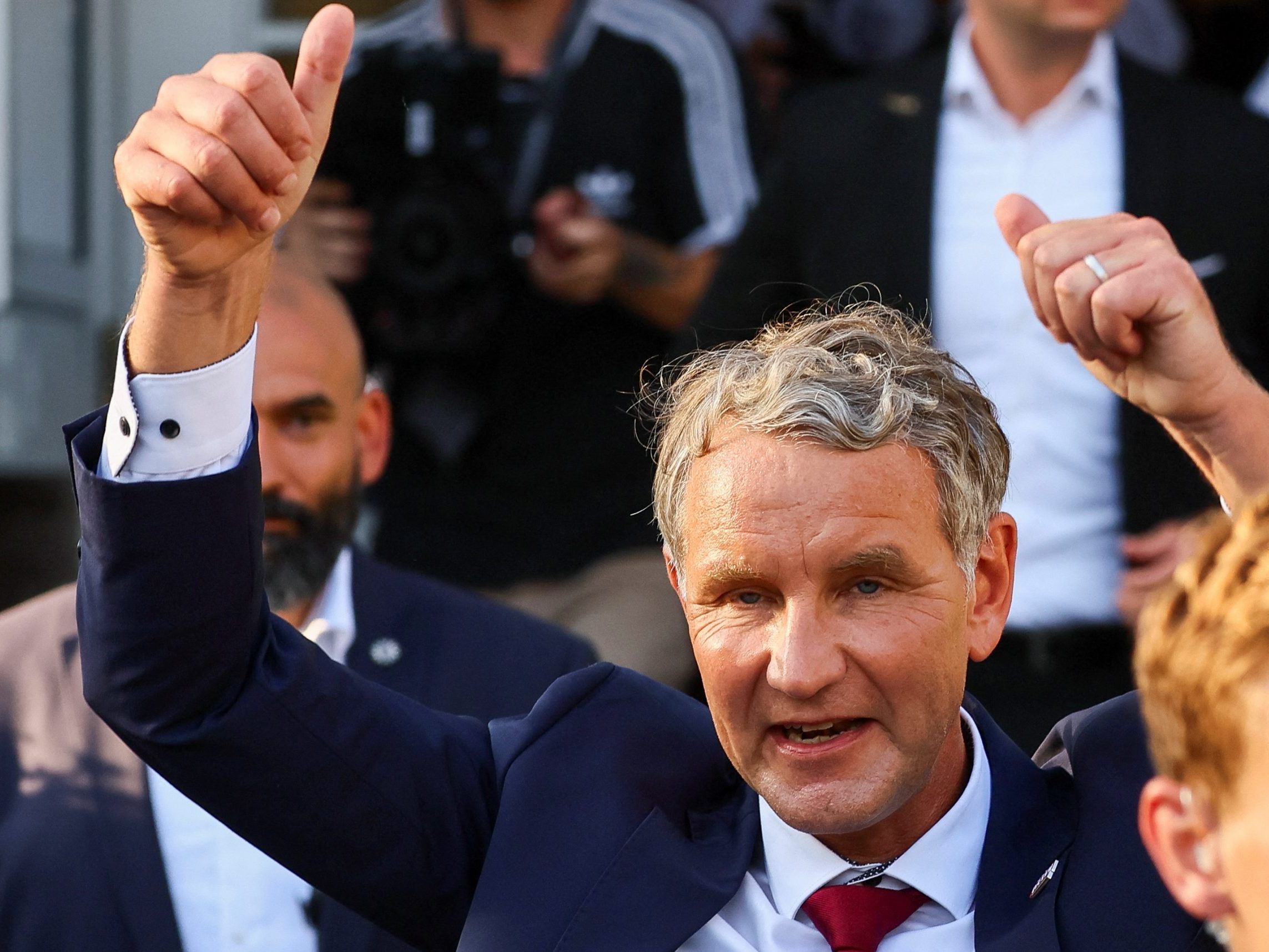 Björn Höcke (AfD) zeigt sich nach den ersten Hochrechnungen mit ausgestreckten Daumen nach oben. Björn Höcke (AfD) zeigt sich nach den ersten Hochrechnungen mit ausgestreckten Daumen nach oben.
