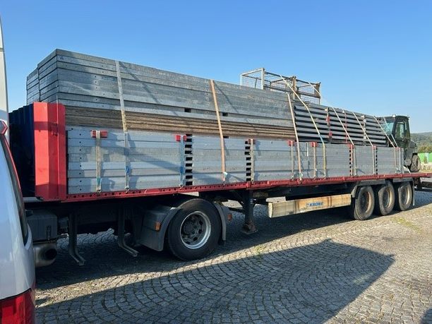 Dieser desolate Lkw wurde von der Polizei aus dem Verkehr gezogen. Dieser desolate Lkw wurde von der Polizei aus dem Verkehr gezogen.
