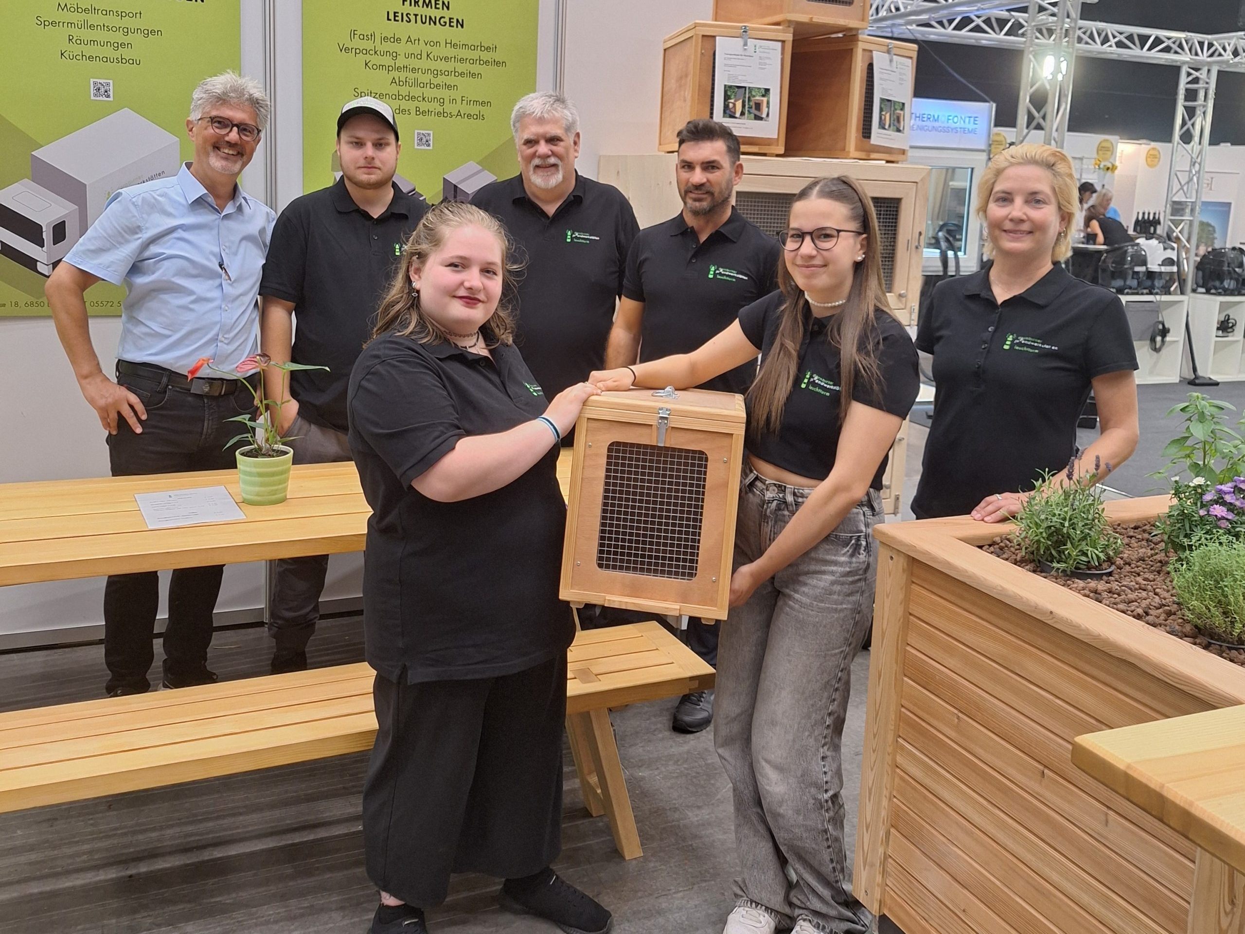 Das Team der DJW Elmar Luger, Christoph, Günter Zechner, Ingo Schrank, Katharina Bechter sowie Tabea und Petra präsentierten stolz ihre neuen Transportkisten.