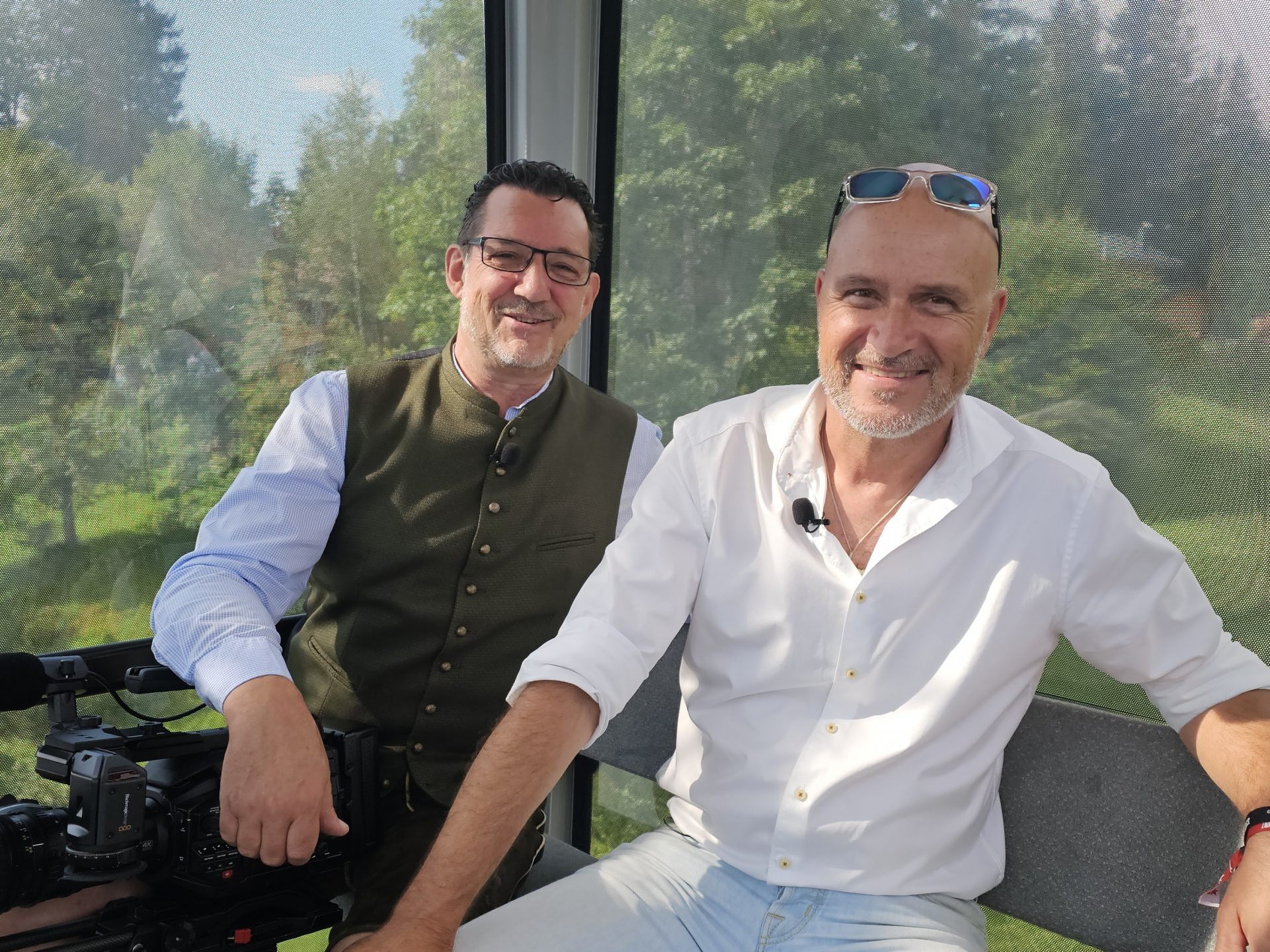 Unternehmer und Politiker Chris Alge (re) ist zu Gast in der Fernsehgondel vom Muttersberg und stellt sich den kritischen Fragen von Andreas Seeburger. (li)
