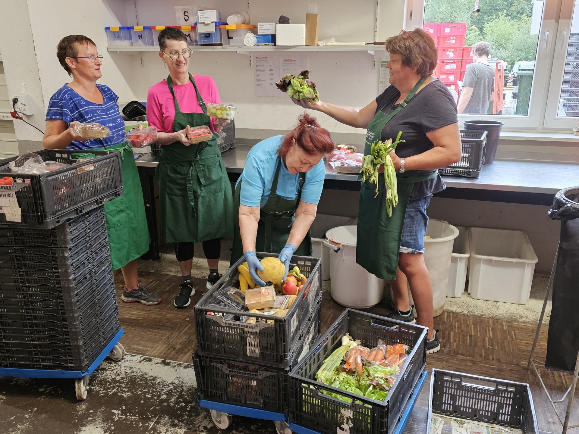 Tischlein deck dich Vorarlberg sucht dringend ehrenamtliche Mitarbeiter zum sortieren der angelieferten Lebensmittel. Tischlein deck dich Vorarlberg sucht dringend ehrenamtliche Mitarbeiter zum sortieren der angelieferten Lebensmittel.