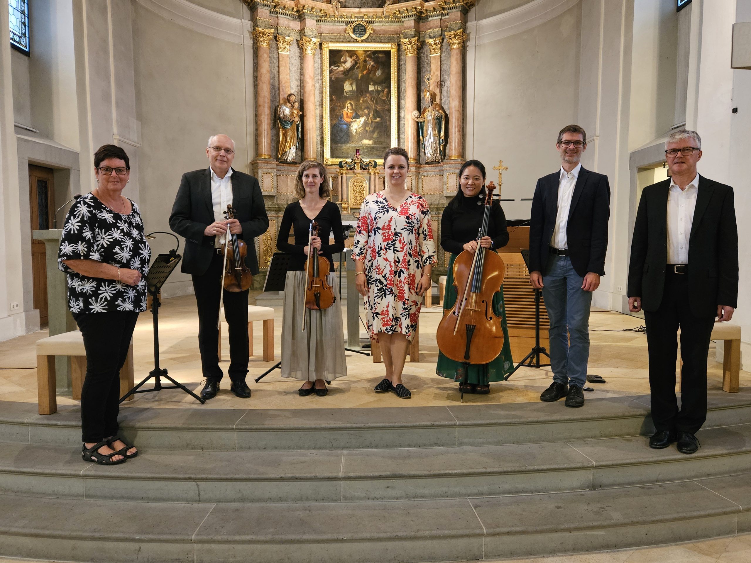 Kulturreferentin Petra Rührnschopf mit dem Barock-Ensemble der Konzertvereinigung Musica Sacra