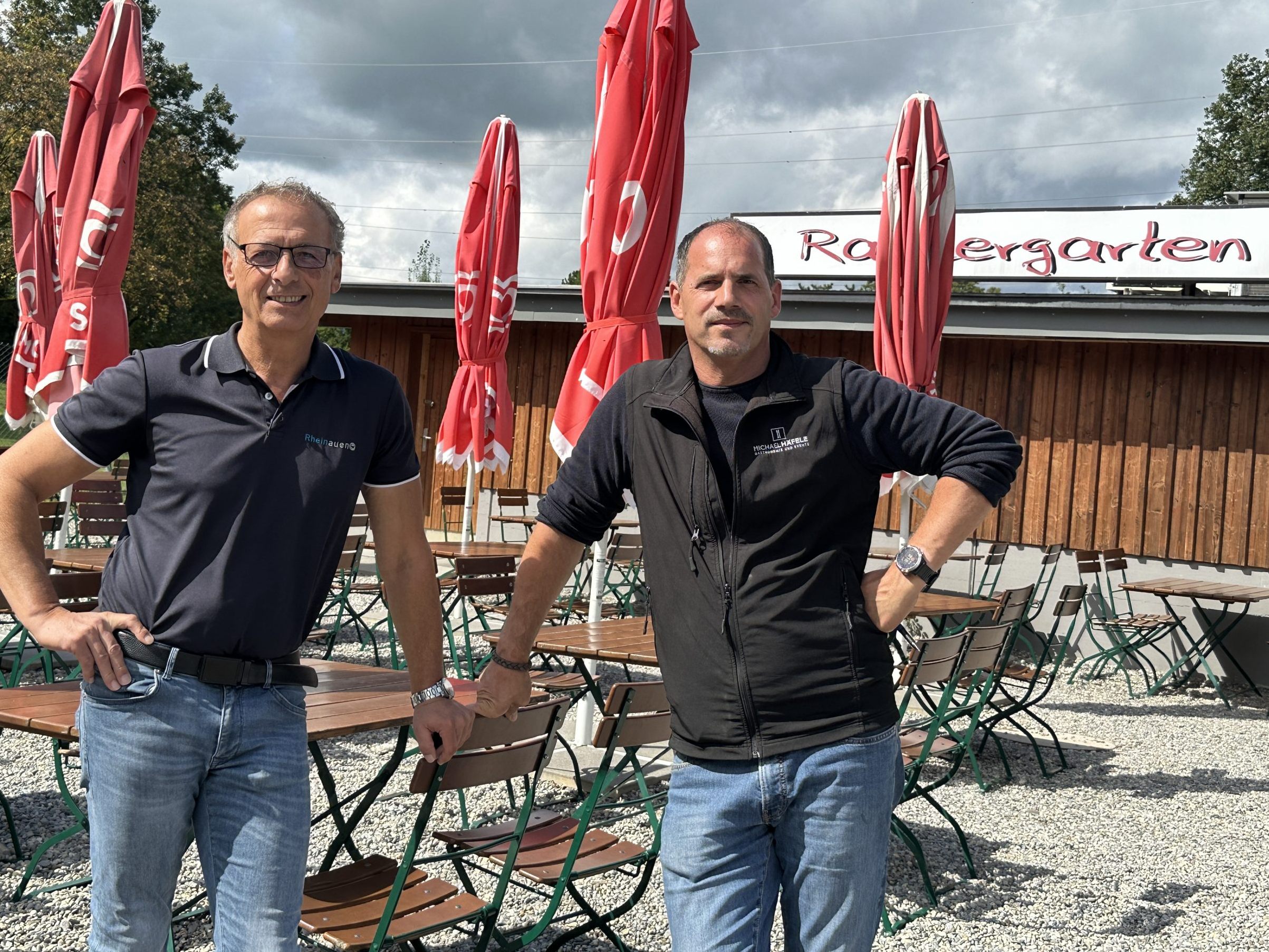 Gastronom Mike Häfele-Locher (rechts) verabschiedet sich von den Rheinauen. Gastronom Mike Häfele-Locher (rechts) verabschiedet sich von den Rheinauen.