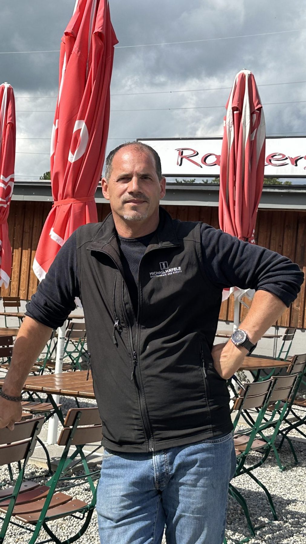 Gastronom Mike Häfele-Locher (rechts) verabschiedet sich von den Rheinauen.