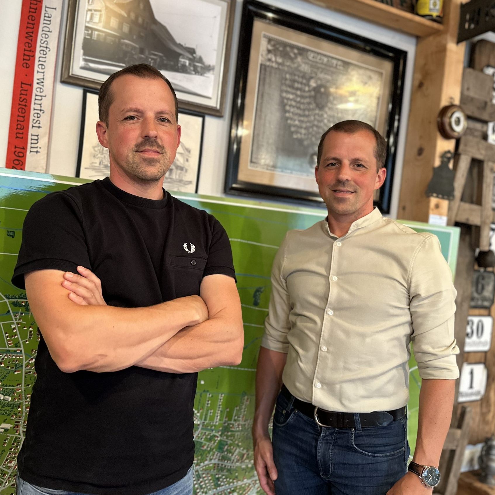 Die Baur-Zwillinge aus Lustenau zeigen ihre Sammlung zur Gemeinde-Geschichte.