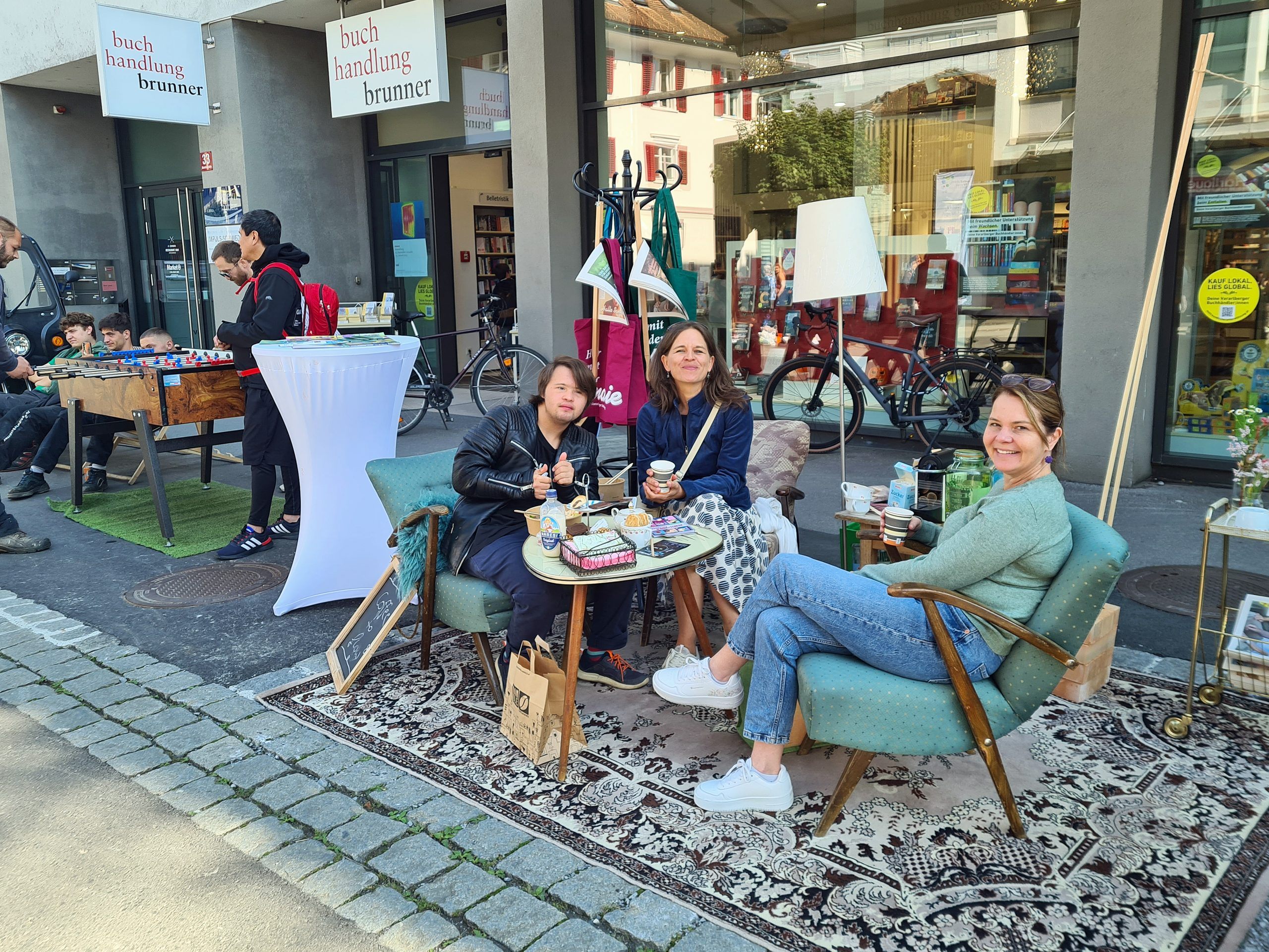 In der ganzen Innenstadt hatten sich Parkplätze in bunte Oasen verwandelt. In der ganzen Innenstadt hatten sich Parkplätze in bunte Oasen verwandelt.