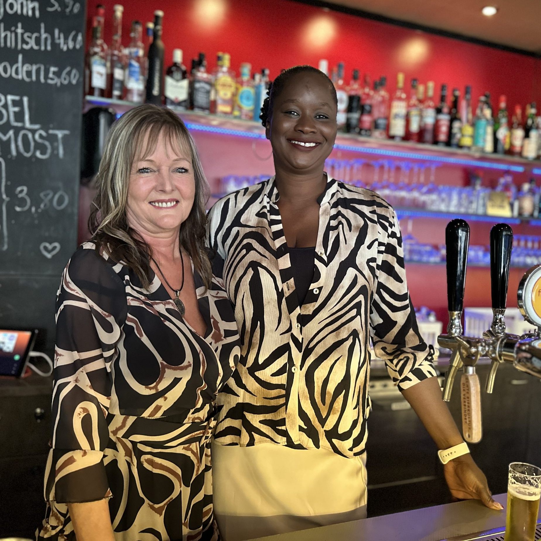 In der Hirschabar steht ein Pächterwechsel an. Wirtin Karoline mit Mariame.