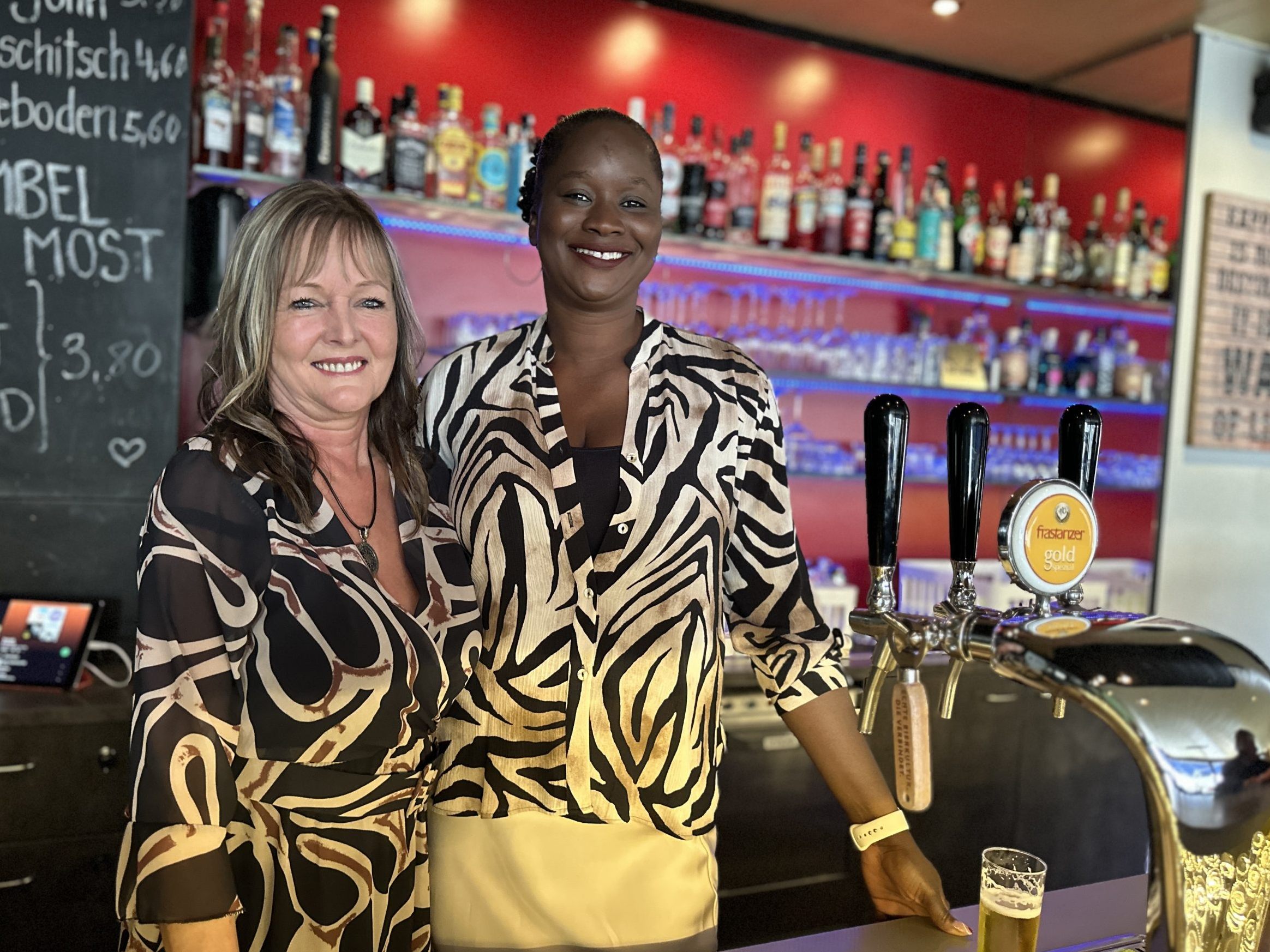 In der Hirschabar steht ein Pächterwechsel an. Wirtin Karoline mit Mariame.