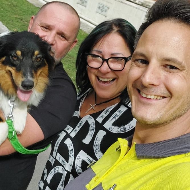 Hündin Lotti mit ihren Besitzern und ÖAMTC-Pannenhelfer Harald Ehringfeld.