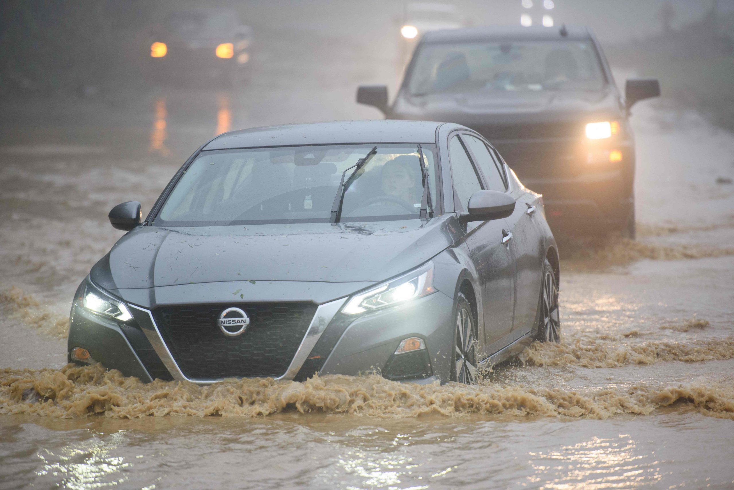 Fahrzeuge fahren durch Hochwasser auf der NC Highway 321 am 27. September 2024 in Boone, North Carolina.