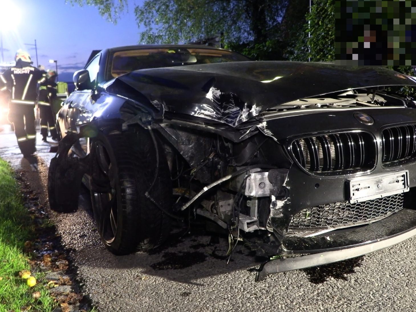 Der BMW wurde bei dem Unfall schwer beschädigt. Der BMW wurde bei dem Unfall schwer beschädigt.