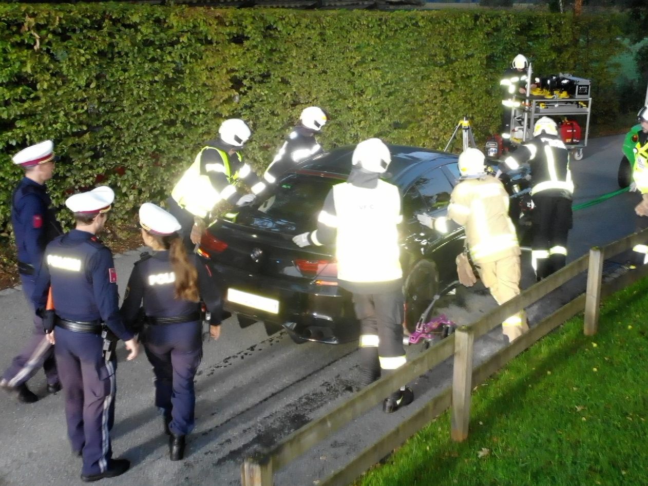Unfall-Lenker flüchtete vom Unfallort. Unfall-Lenker flüchtete vom Unfallort.