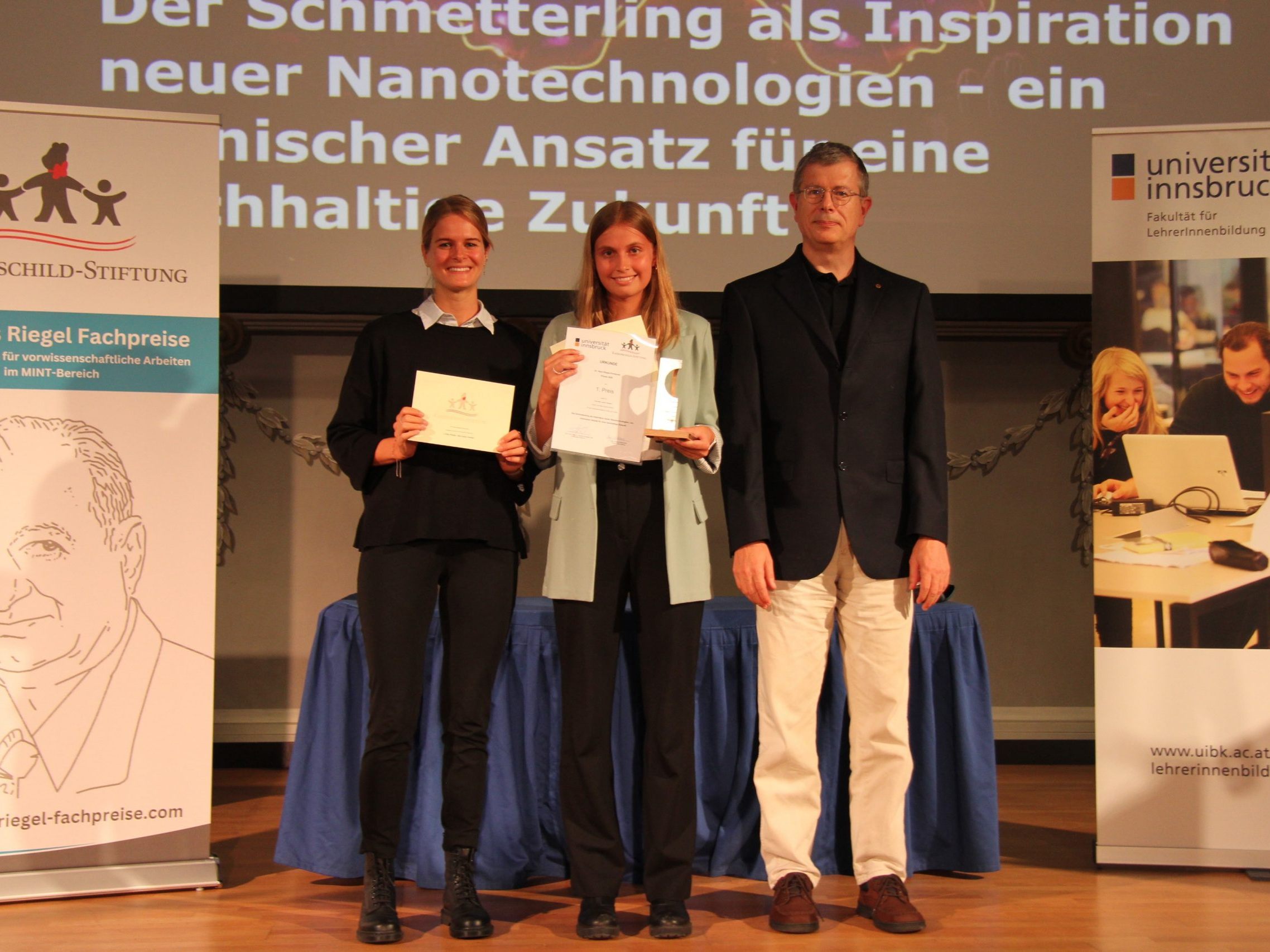 Ella Taenzer mit ihrer VWA-Betreuerin Prof. Susanne König. Ella Taenzer mit ihrer VWA-Betreuerin Prof. Susanne König.