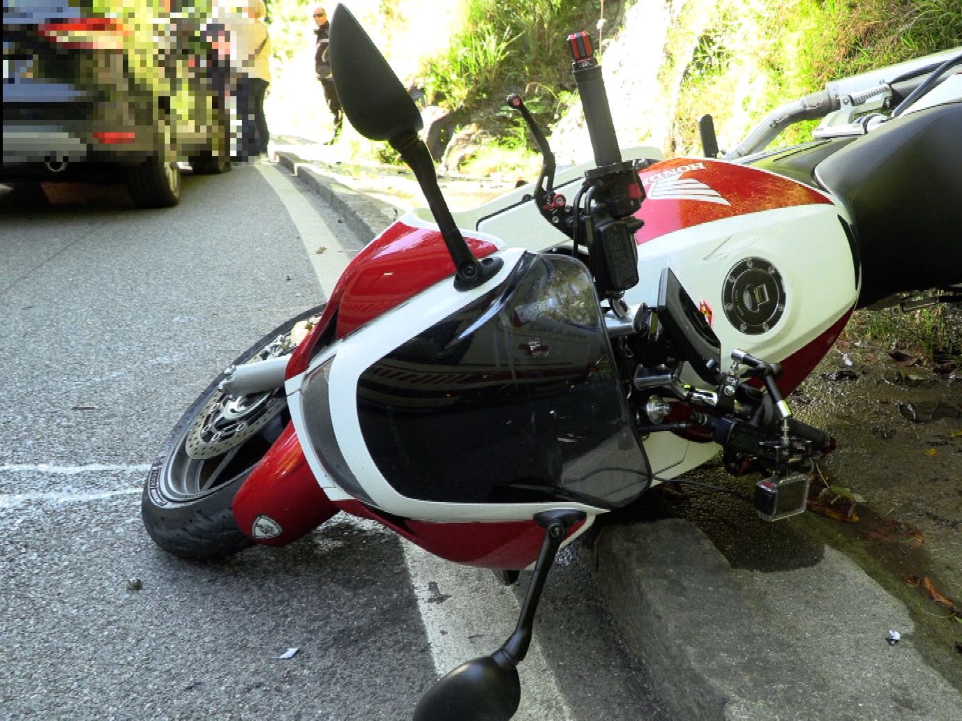 Der Motorradfahrer wurde mit Verletzungen unbestimmten Grades ins LKH Bregenz eingeliefert.