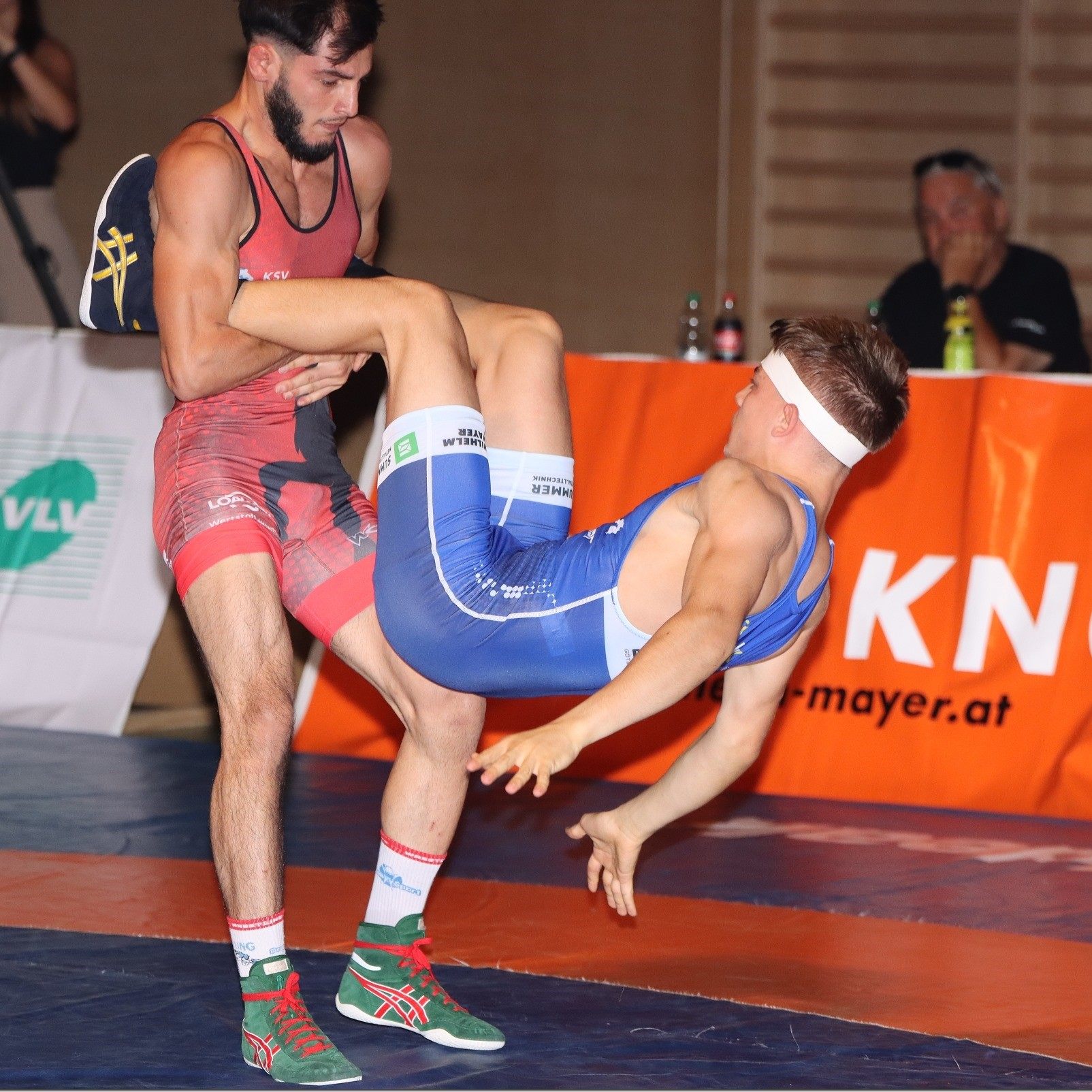 Götzner Hamsat Asuchanov gewinnt gegen Daniel Struzinjski klar nach Punkten.