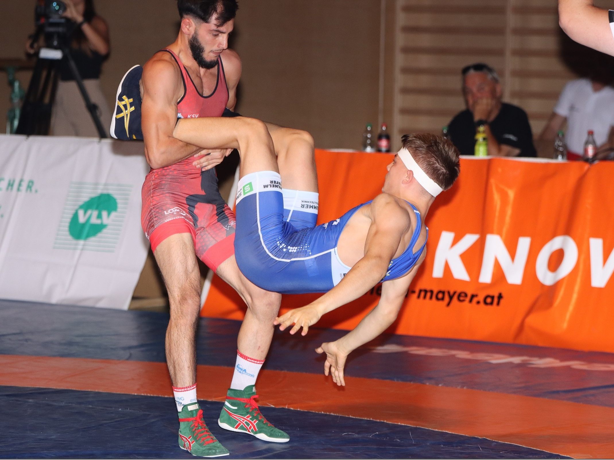 Götzner Hamsat Asuchanov gewinnt gegen Daniel Struzinjski klar nach Punkten. Götzner Hamsat Asuchanov gewinnt gegen Daniel Struzinjski klar nach Punkten.