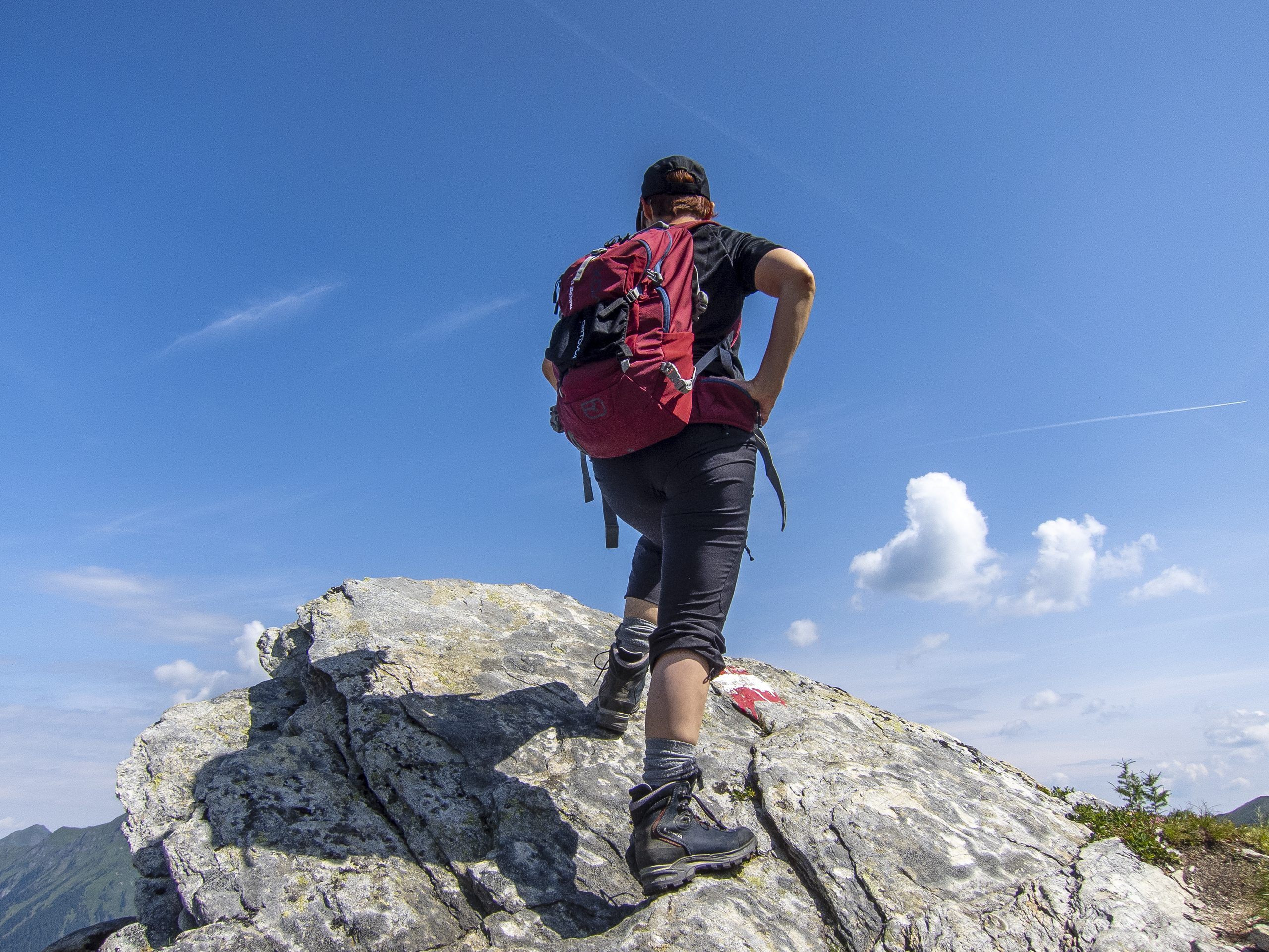 Eine Wanderin auf einem Berg. Die Unwetter sind am alpinen Wegenetz nicht spurlos vorüber gegangen.