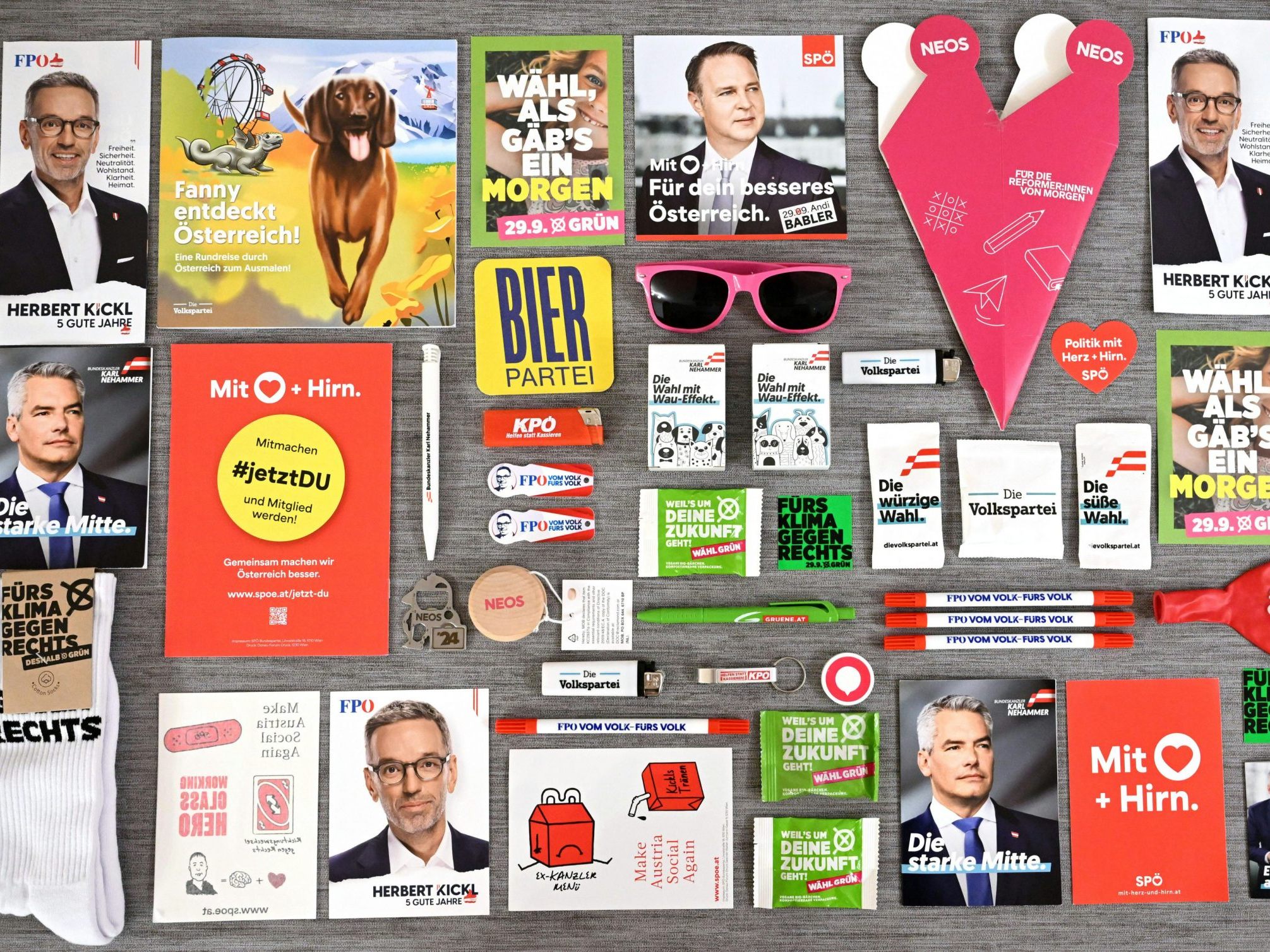 Die Parteien verschenken neben Klassikern wie Kugelschreibern auch Hundesnacks, Herzen und Tattoos.