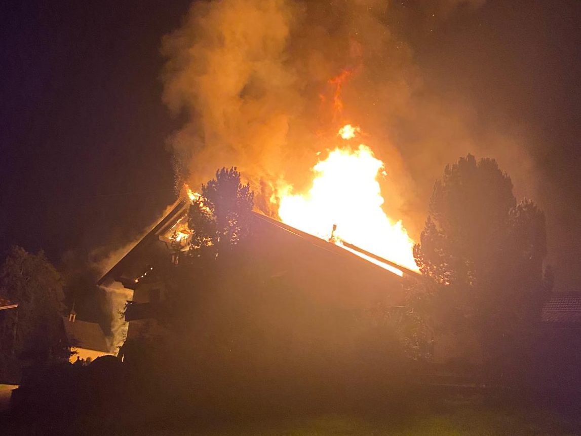Der Bauernhof in Pfaffenhofen geriet in Vollbrand.