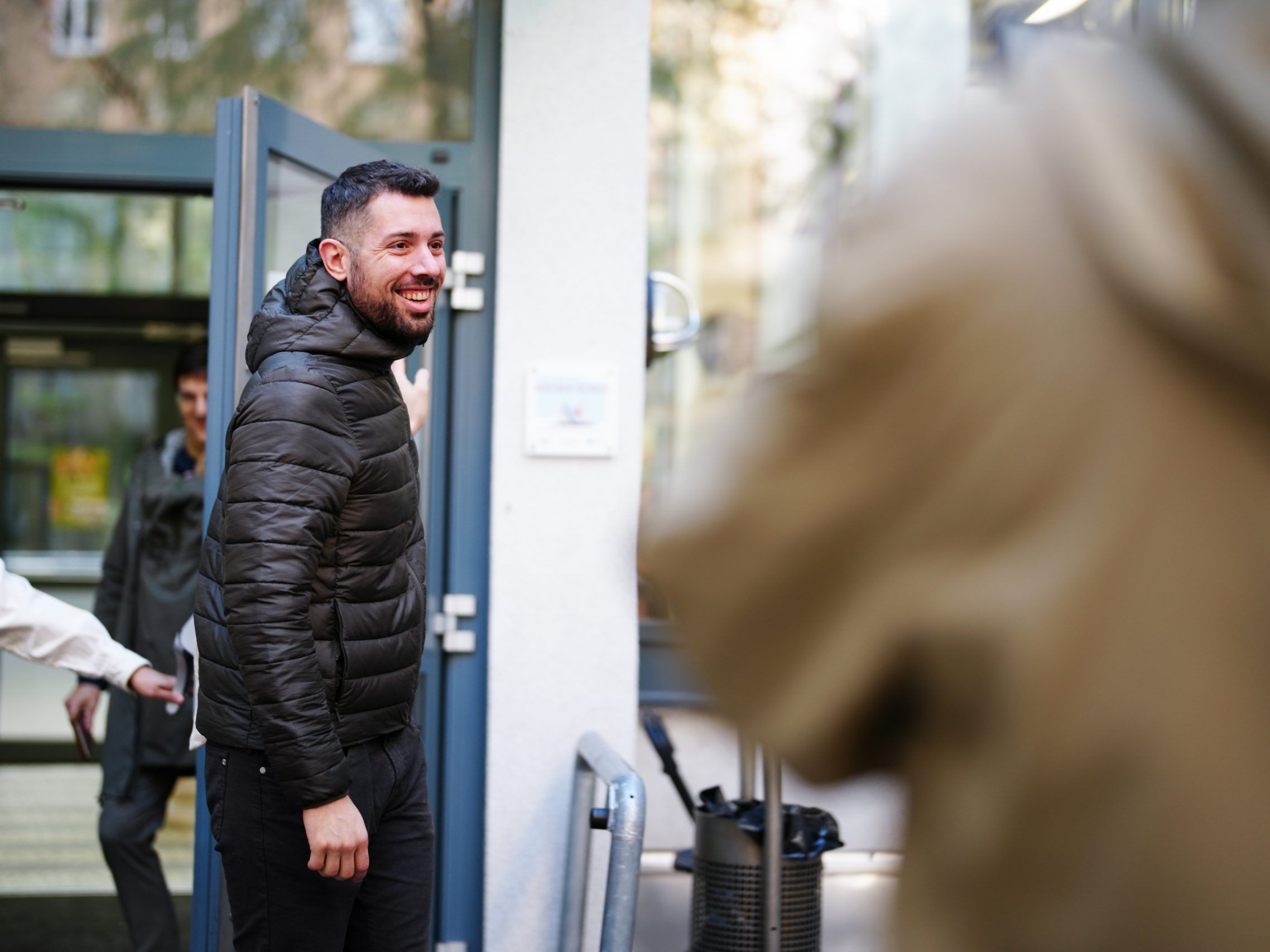 Schweiger gab als erster Spitzenkandidat seine Stimme ab.