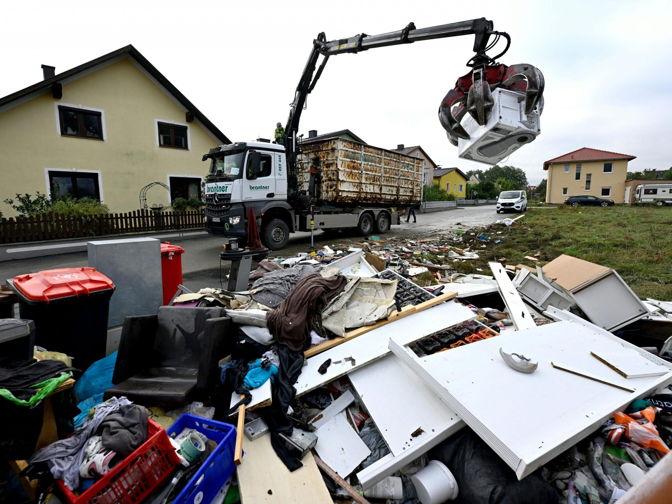 Erste Aufräumarbeiten nach dem Hochwasser in NÖ sind bereits gestartet. Erste Aufräumarbeiten nach dem Hochwasser in NÖ sind bereits gestartet.